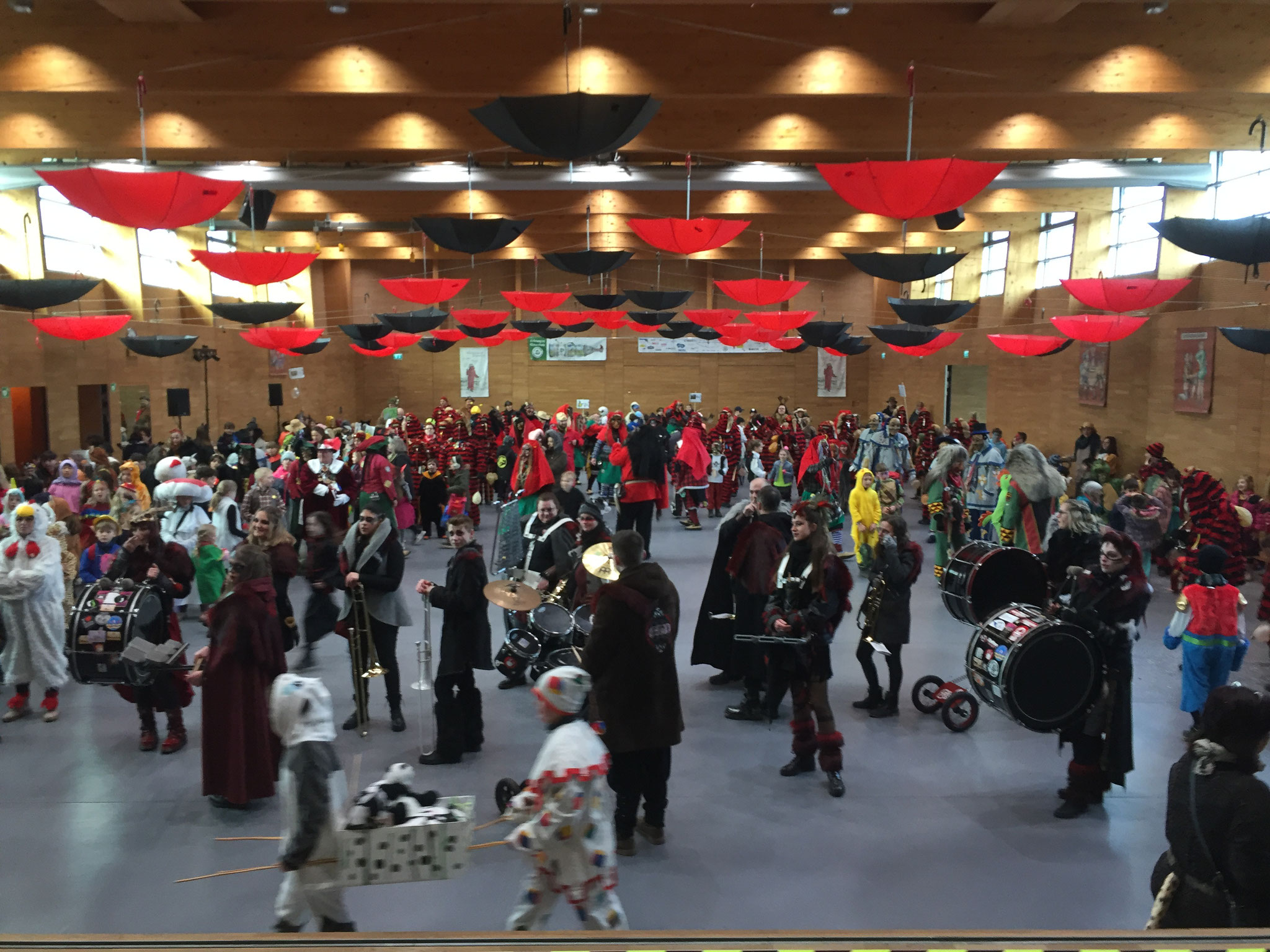 Buntes Treiben in der Stadthalle kurz vor der Befreiung