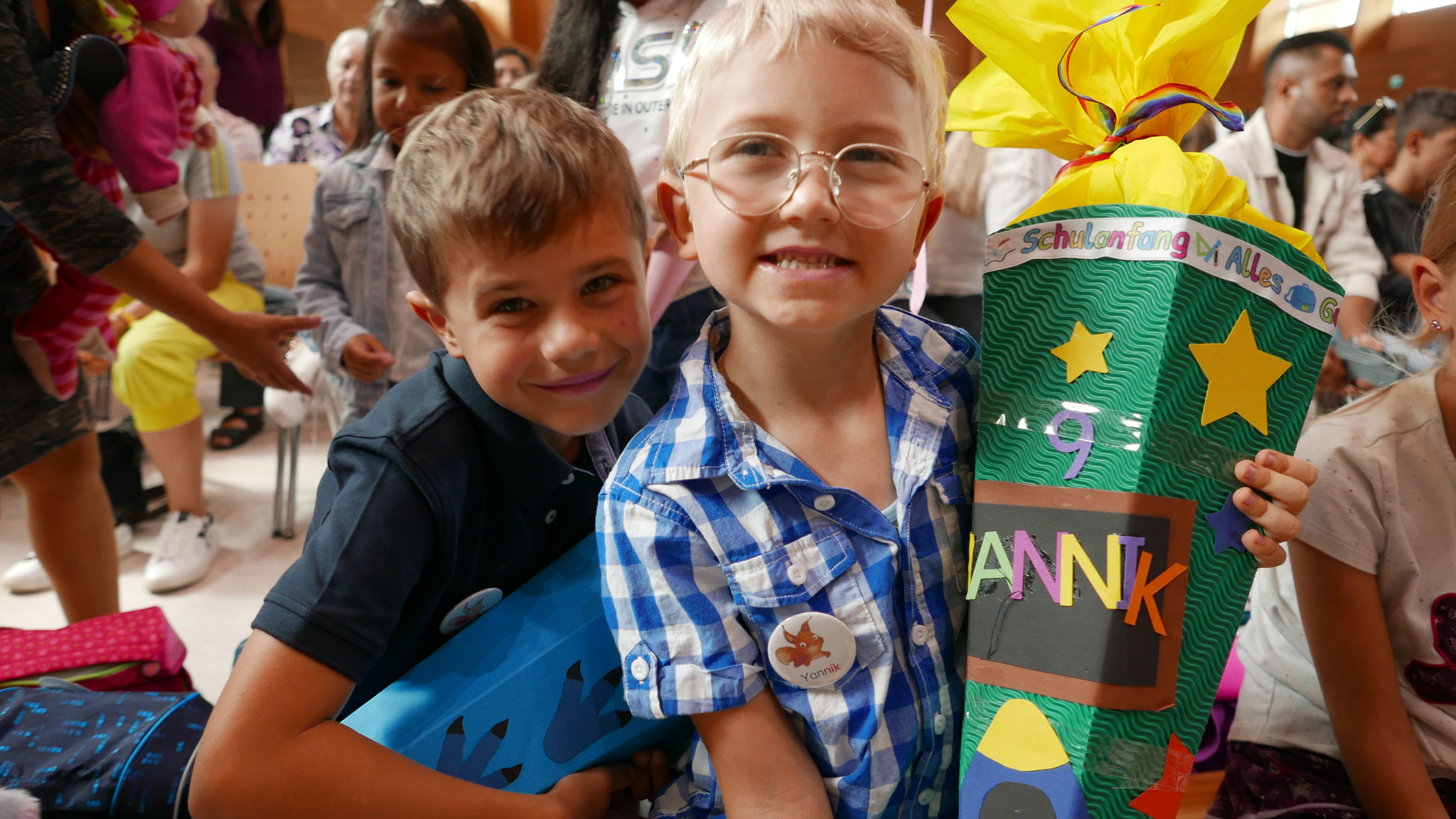 Zwei Schüler strahlen mit ihrer Schultüte