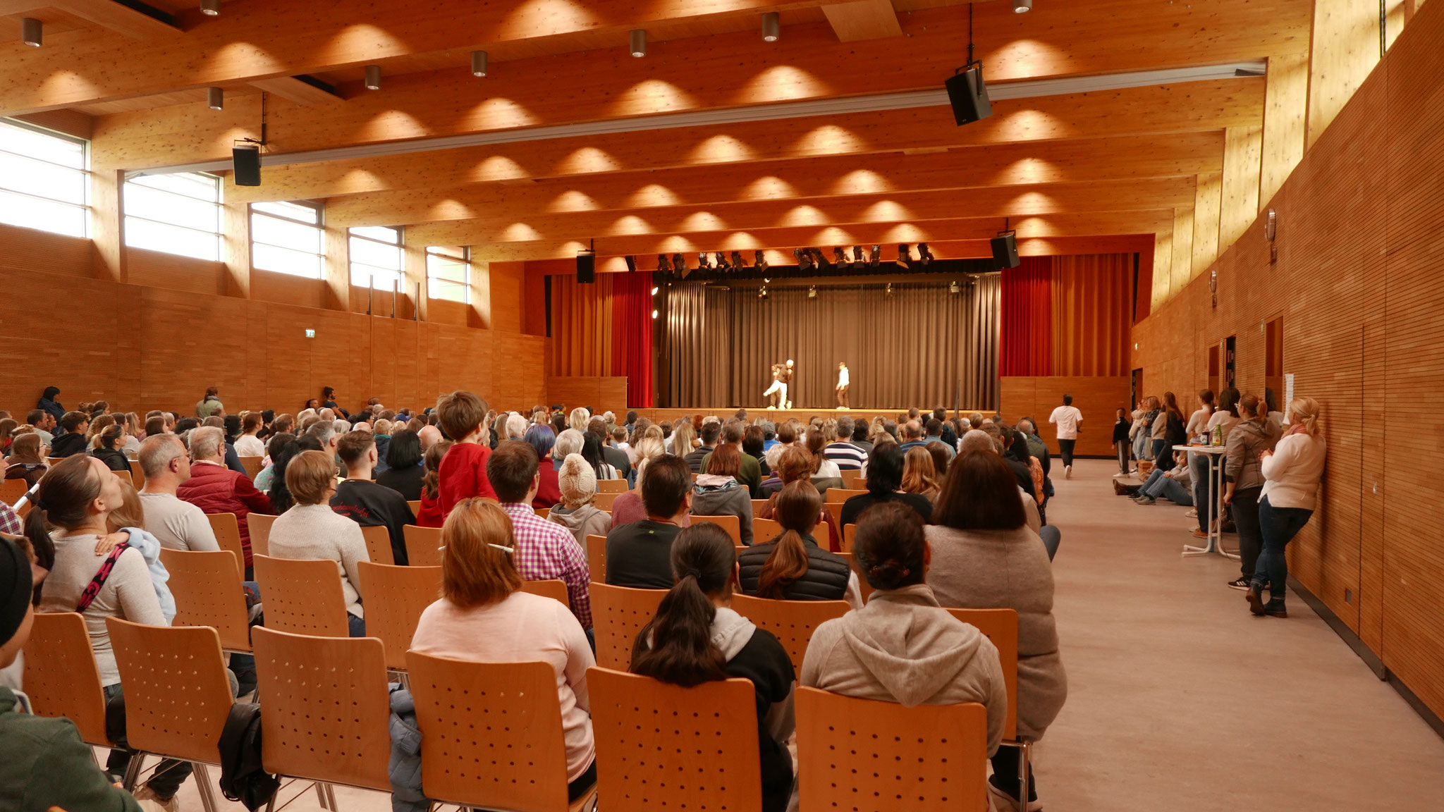 Publikum schaut die Show der Tanztrainer an