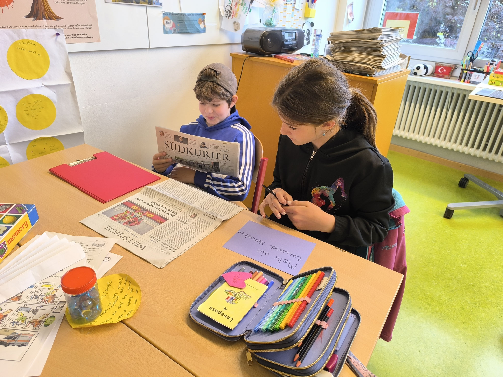 Im Klassenzimmer suchte jedes Team eine gute Nachricht aus