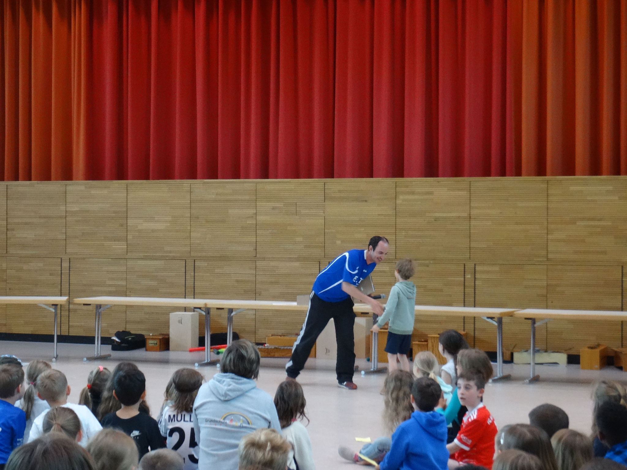 Herr Schlichter überreicht einen Preis vom Rechenwettbewerb "Mathekänguru"