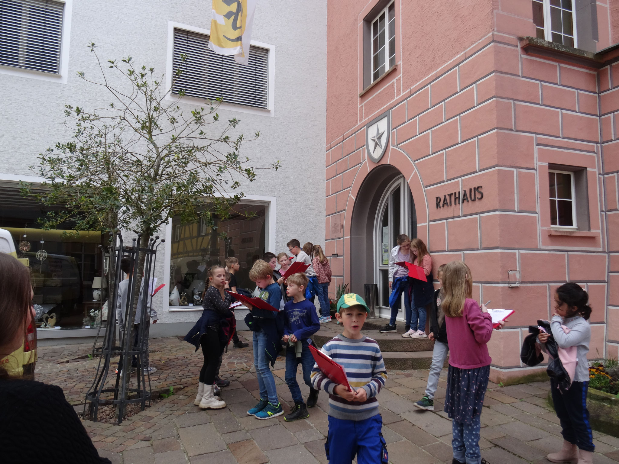 Die Kinder inspizieren das Rathaus der Stadt Engen