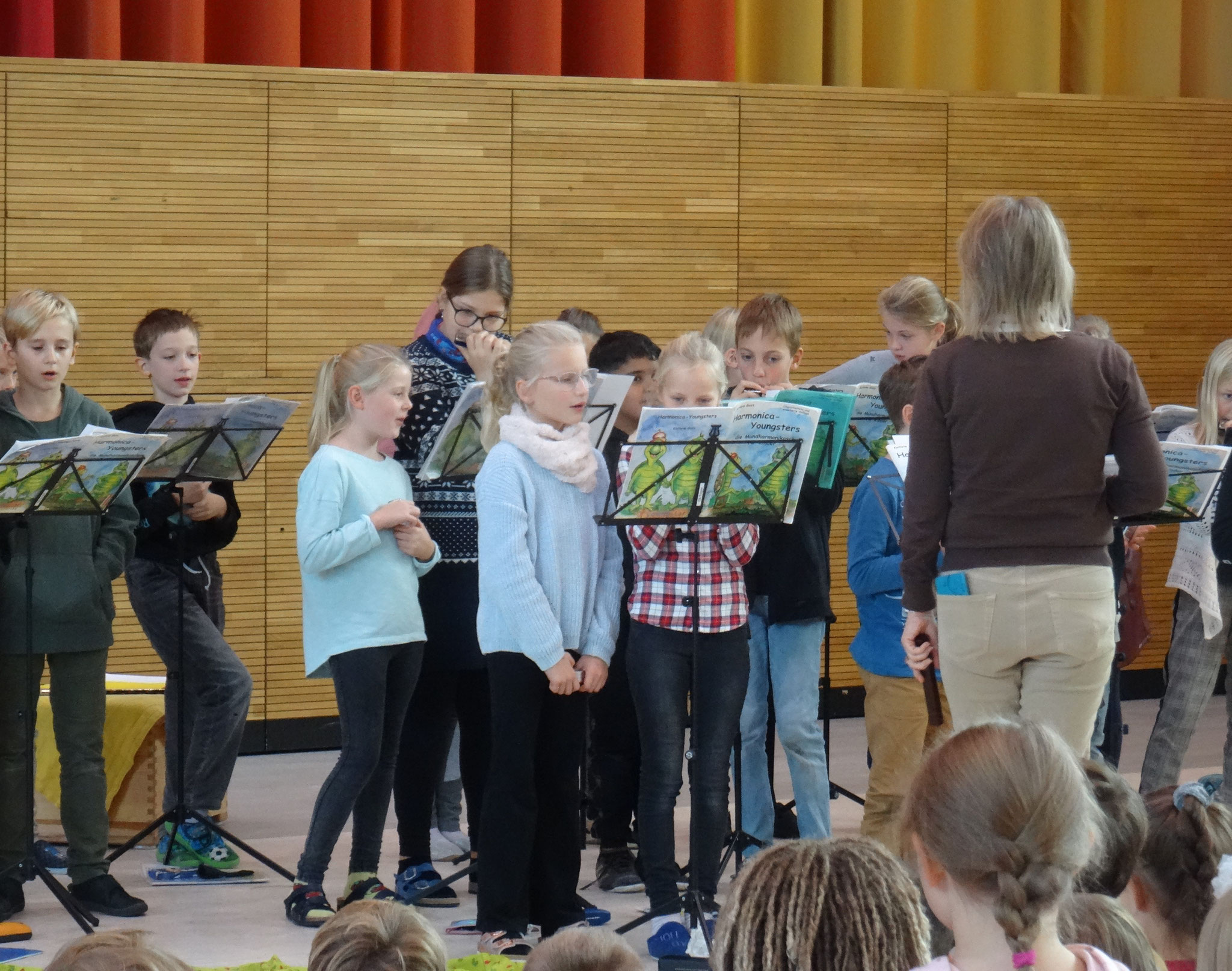 Kinder spielen Mundharmonika