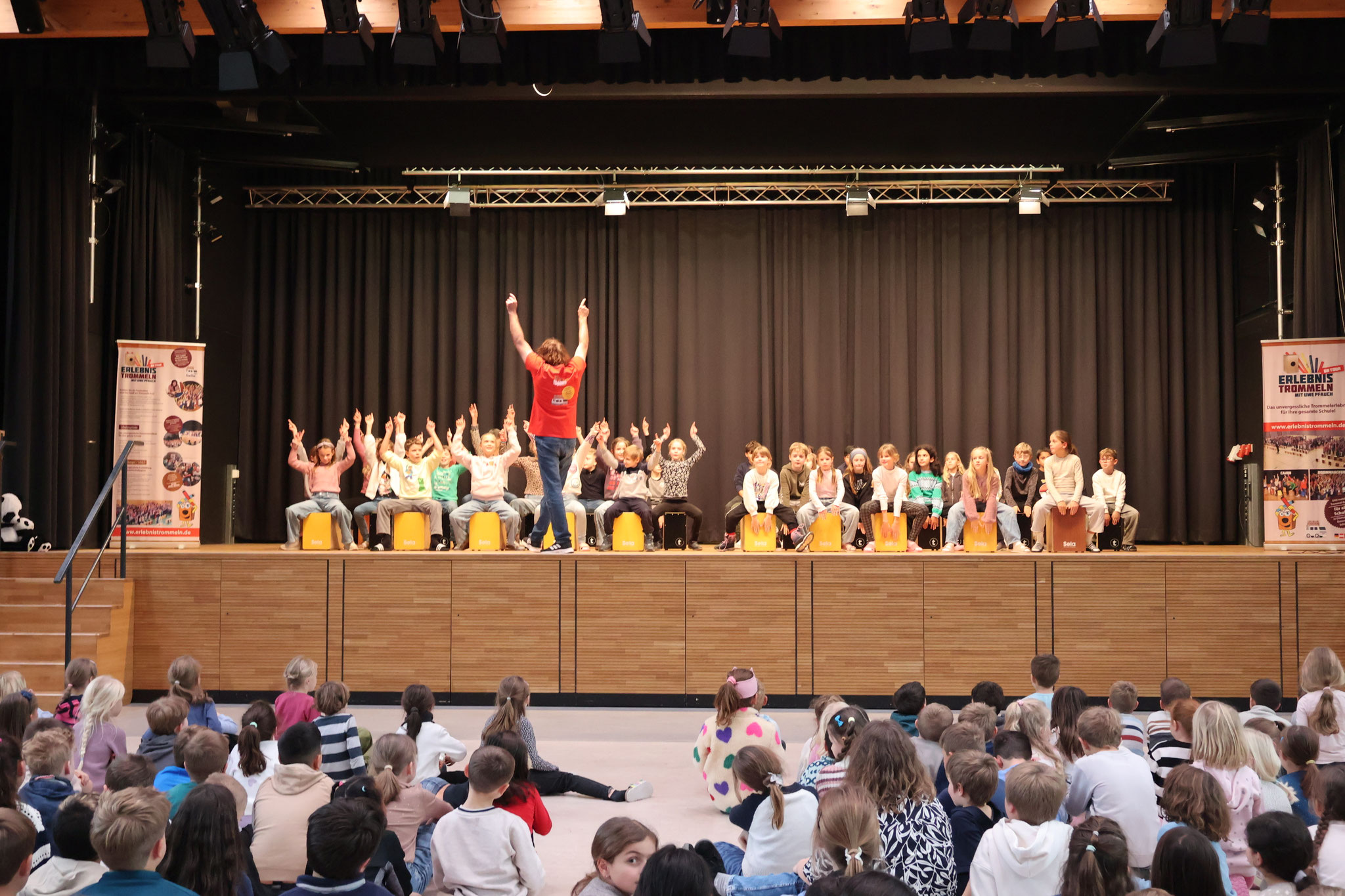 Uwe Pfauch gibt auf der Bühne letzte Anweisungen