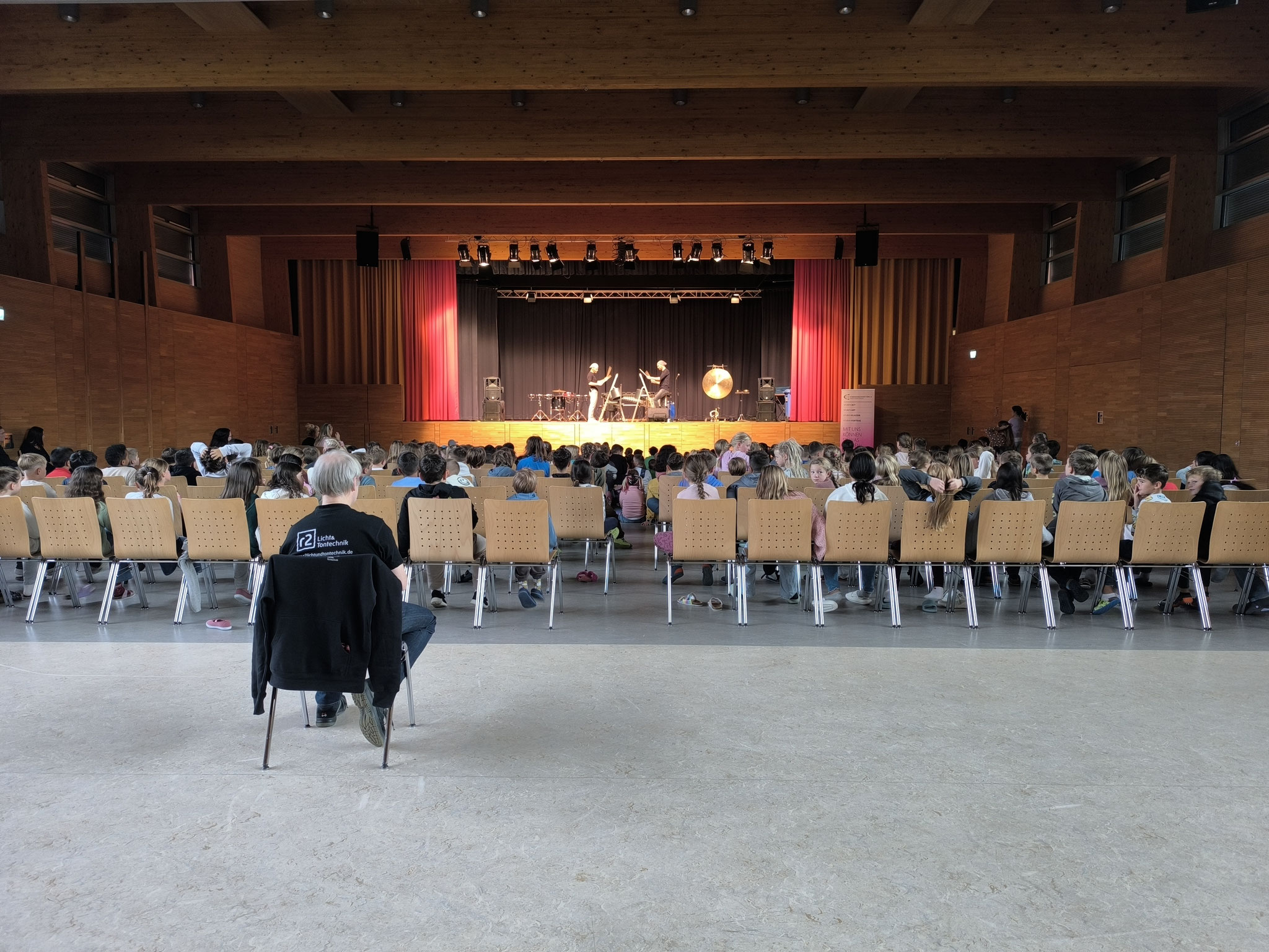 Rundumblick aus der gefüllten Stadthalle