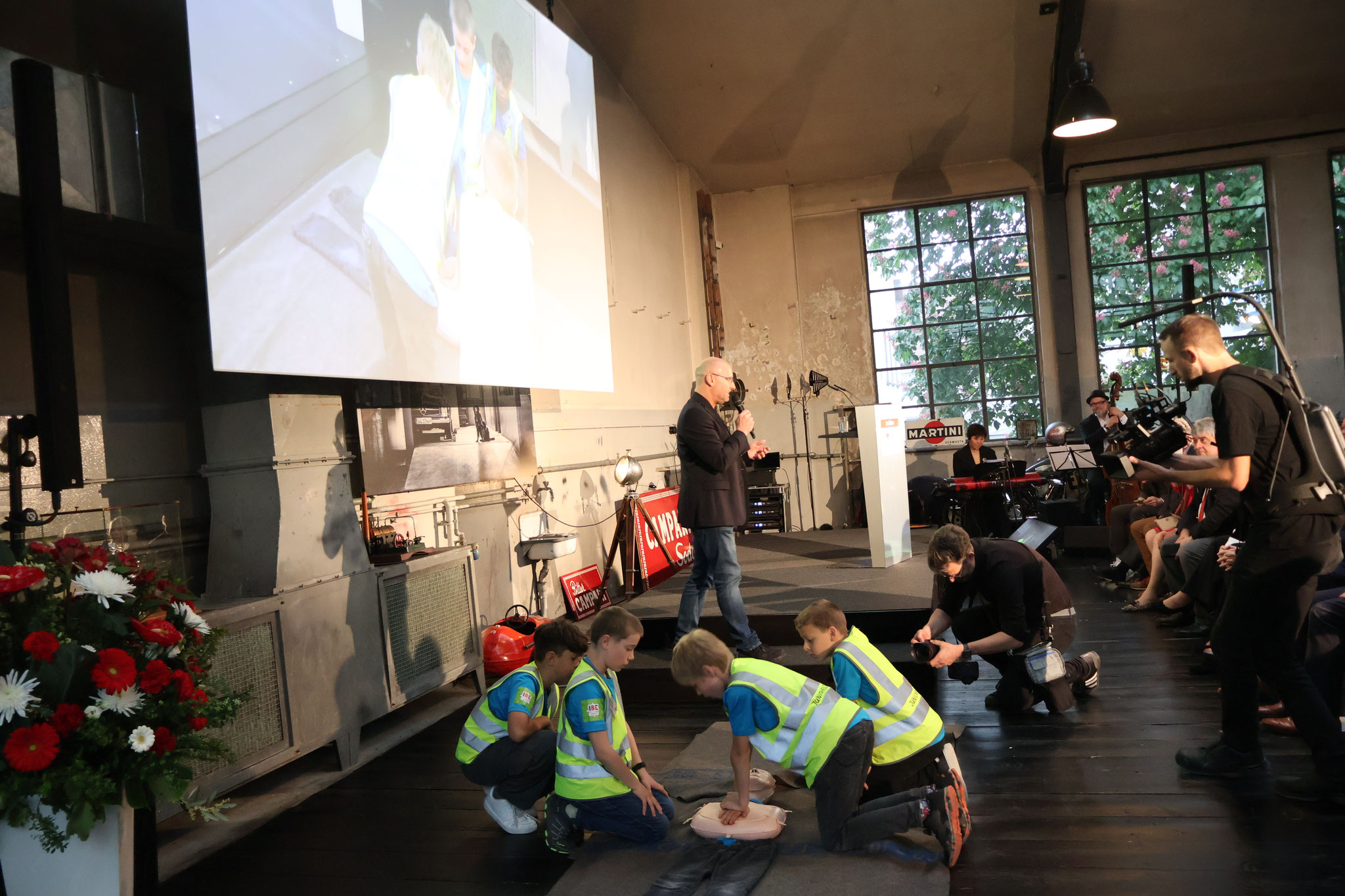 Der Auftritt der Juniorhelfer mit Live-Übertragung