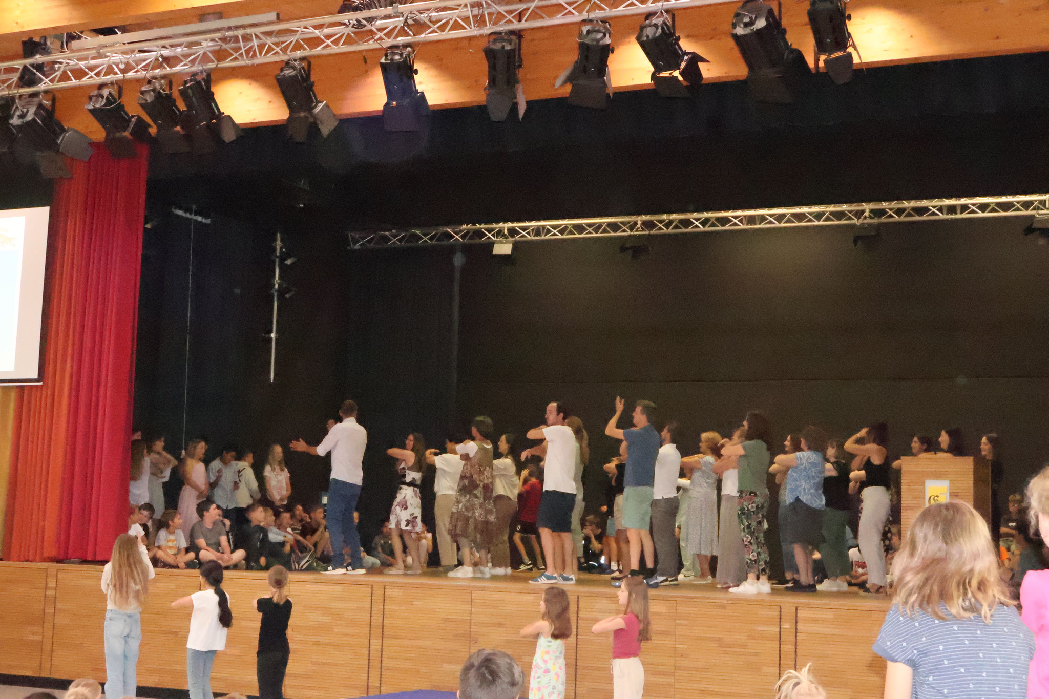Die Lehrer tanzen zu "Macarena"