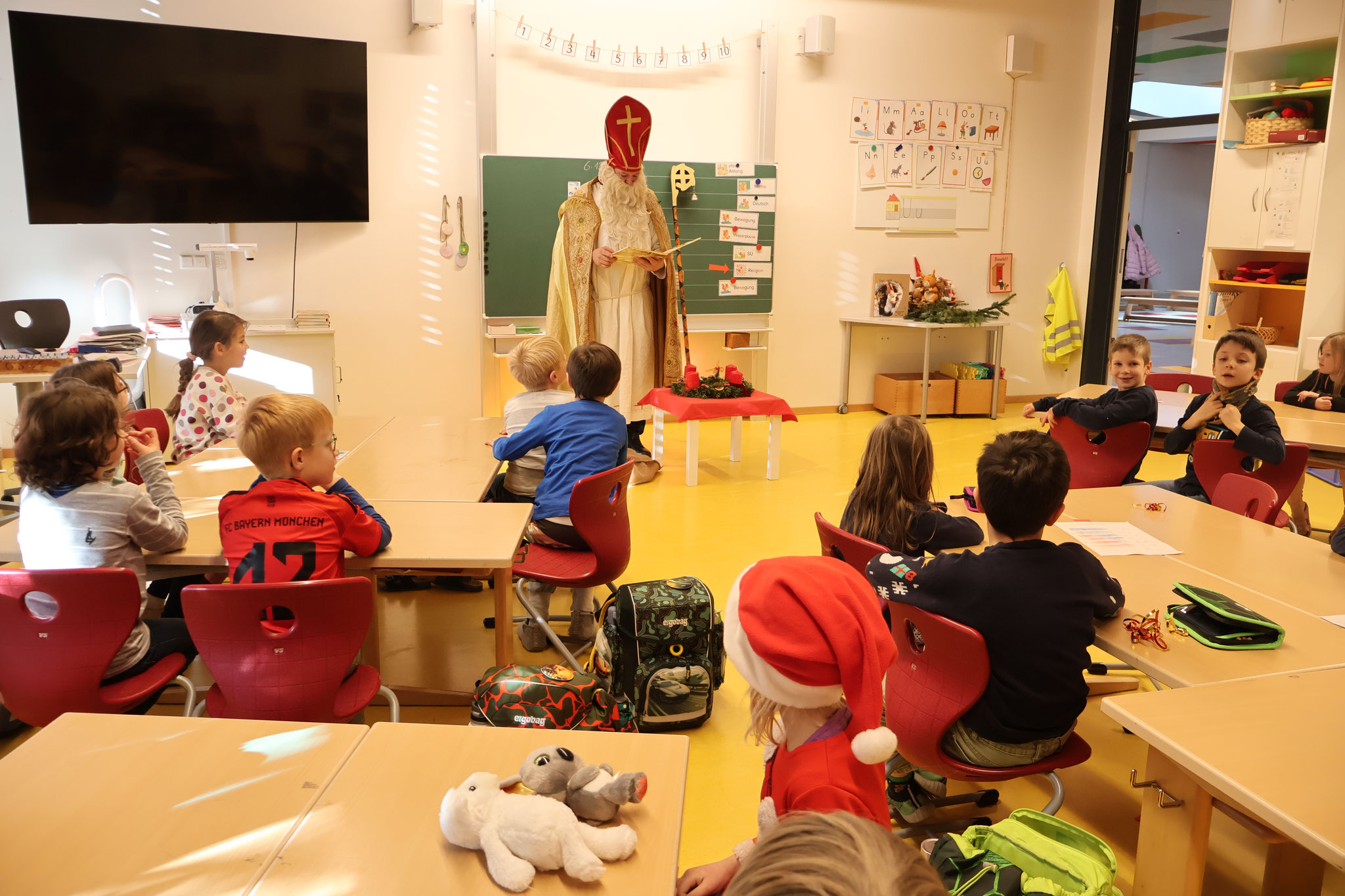Der Nikolaus bringt den Kindern tolle Gaben