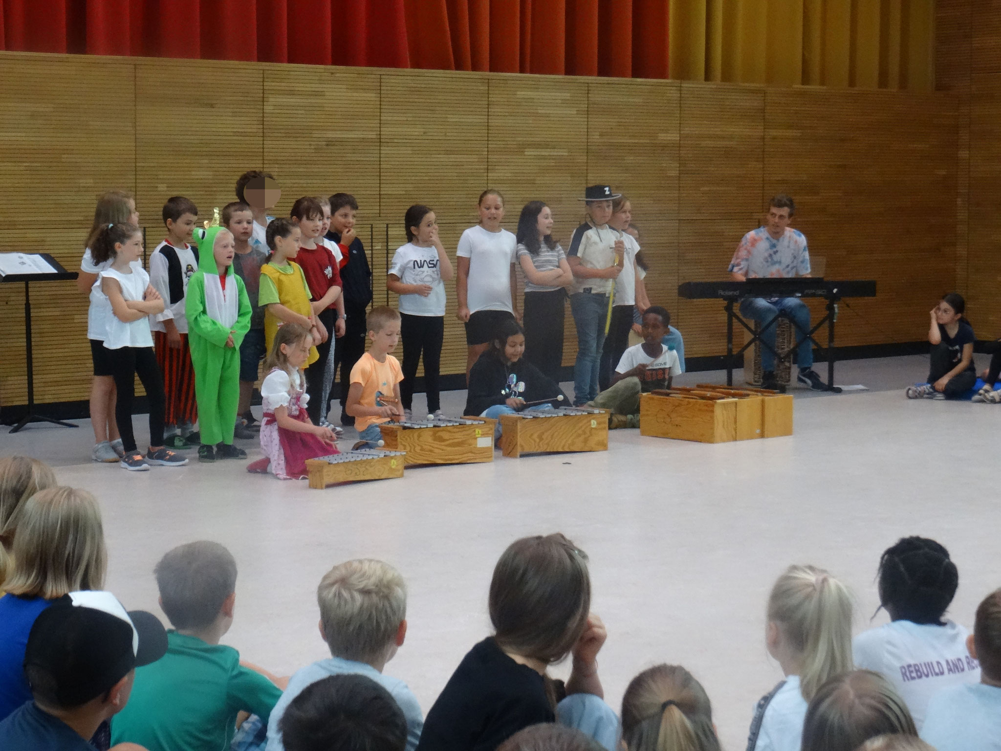 Die Klasse 2c singt ein Lied