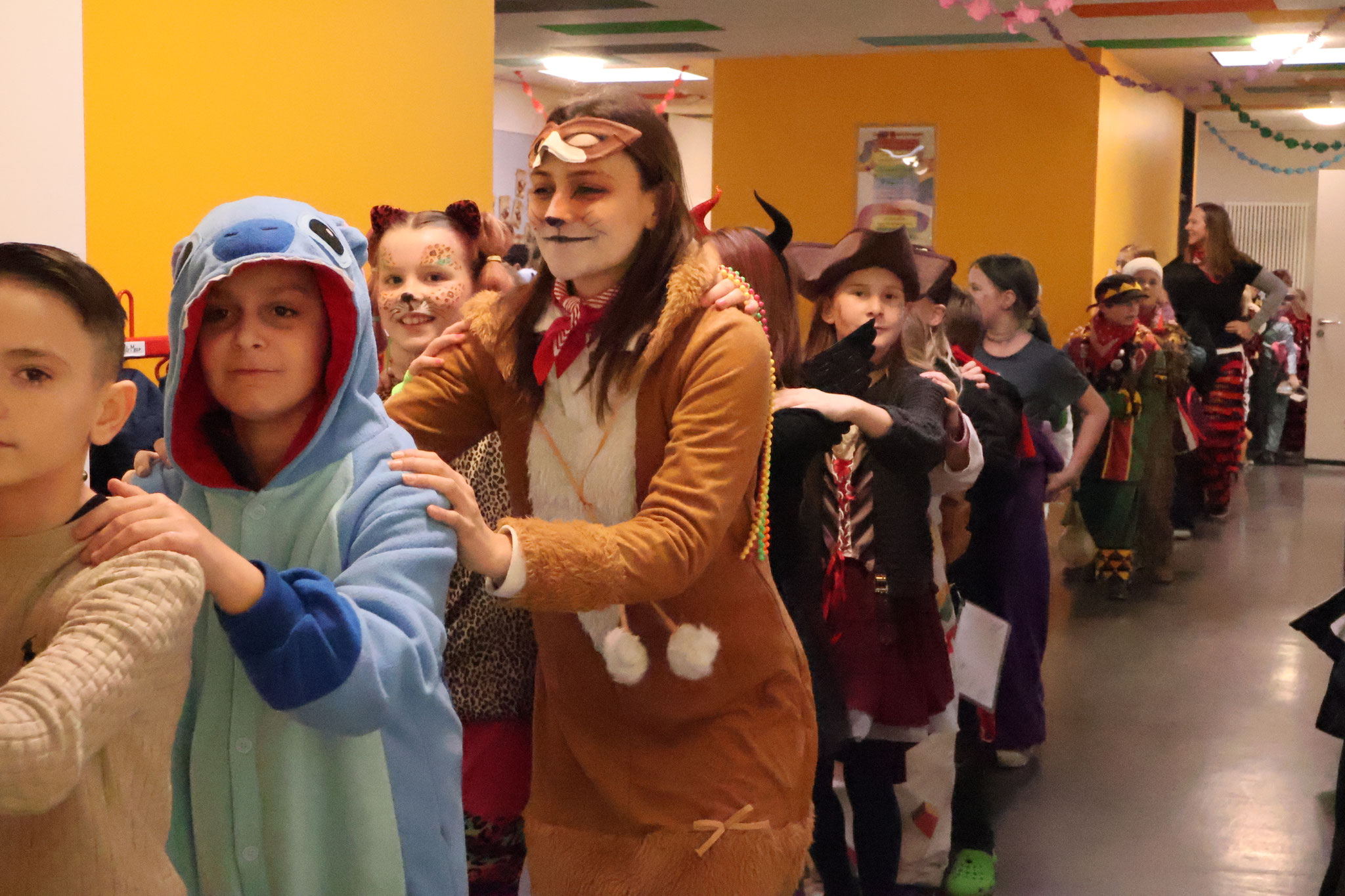 Polonäse durch das Schulhaus