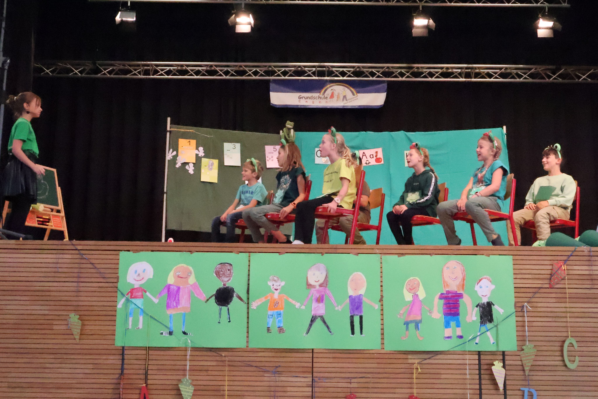Das Theaterstück der Klasse 3a handelt von der Froschklasse