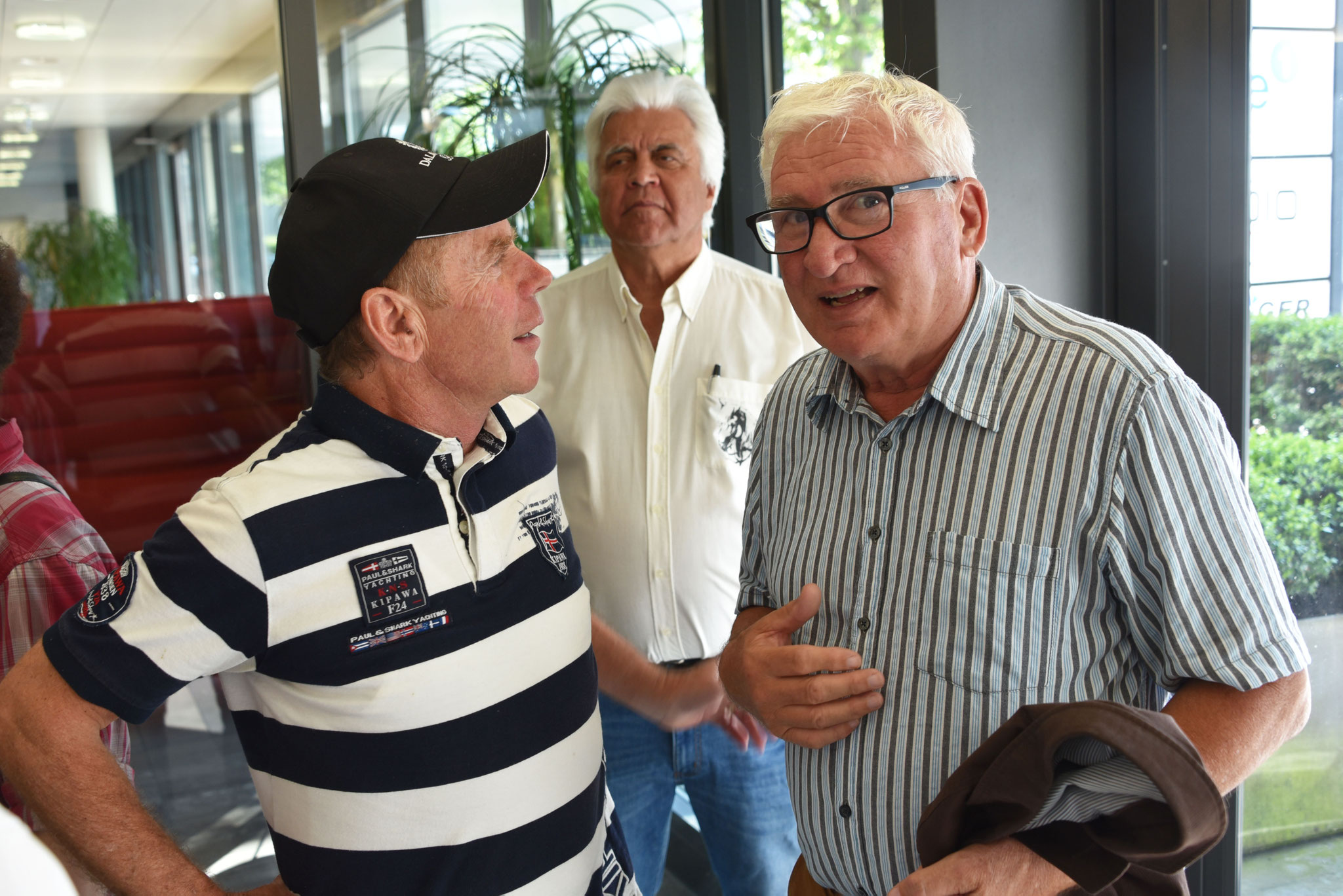 Fotograf Werner Schelbert und Radio Central-Chef Alfons Spirig im Gespräch.