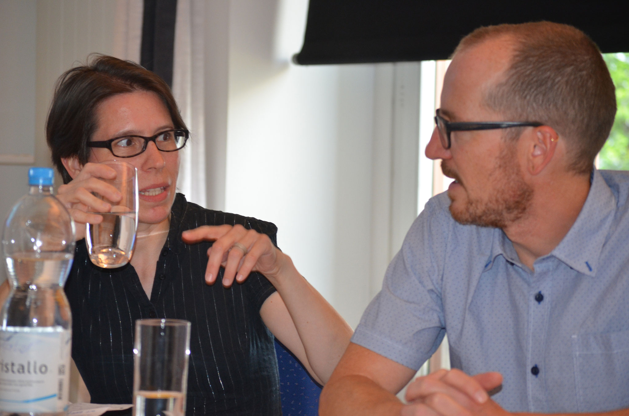 Karin Winistörfer und Urs Schlatter sprechen sich ab.