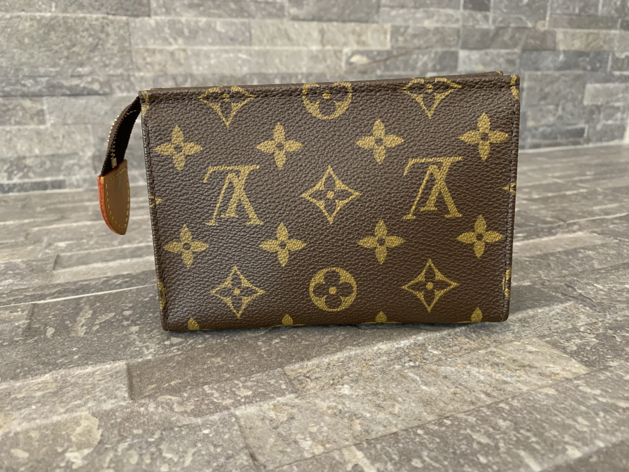 Louis vuitton sales poche toilette 15