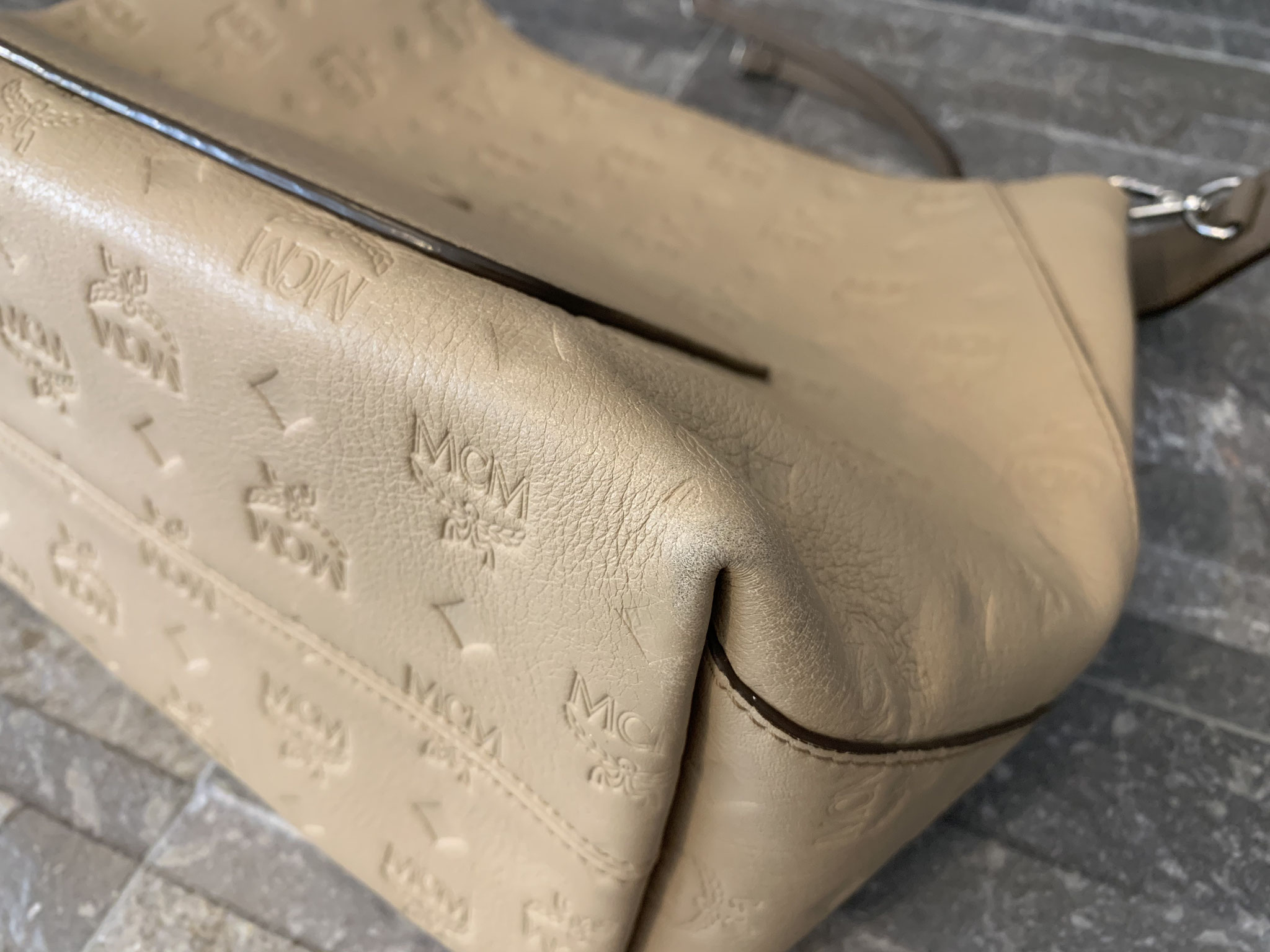 MCM Leder mit Monogramm Klara Tasche Medium in Beige Ankauf Verkauf Second Hand Designertaschen und Accessoires