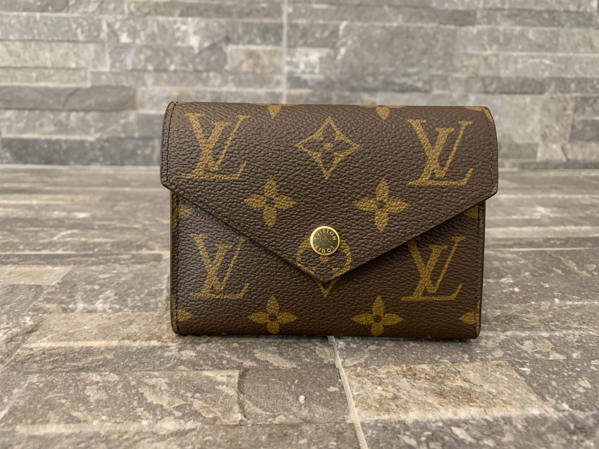 Louis Vuitton Monogram Canvas Victorine Geldborse in Fuchsia Ankauf Verkauf Second Hand Designertaschen und Accessoires