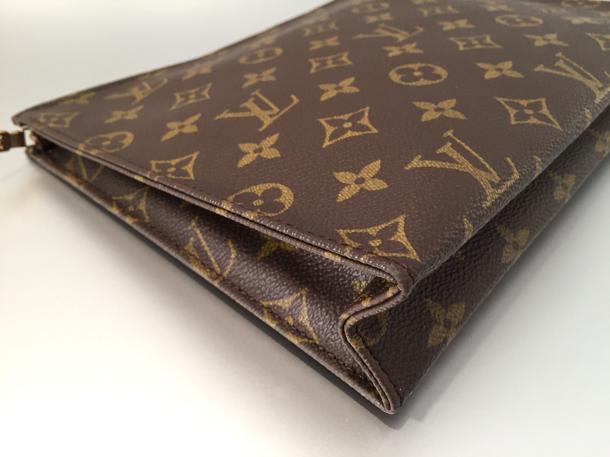 Trousse de toilette Louis Vuitton - LuxeForYou