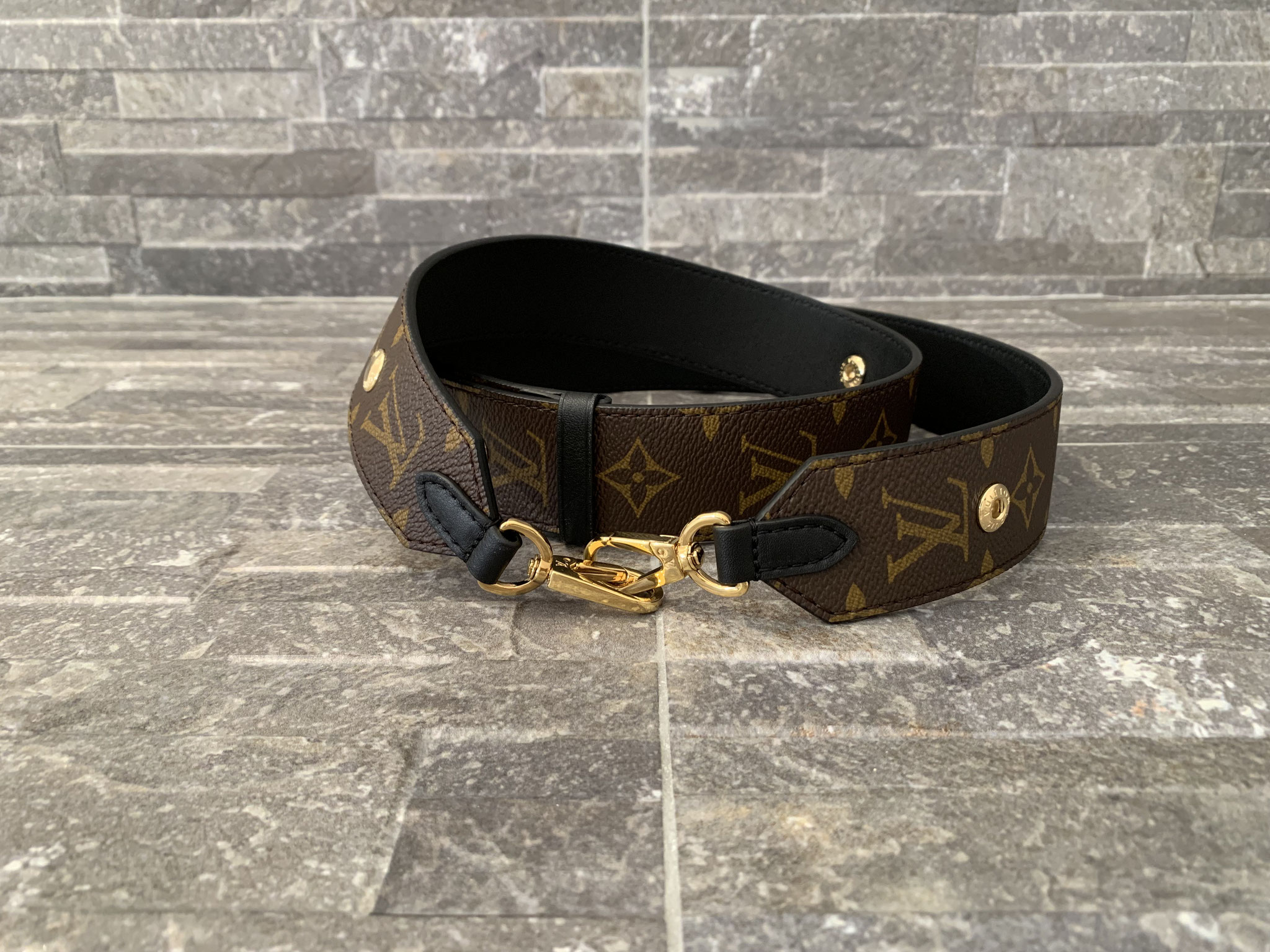 Louis Vuitton verstellbarer Schulterriemen aus Monogram Canvas & schwarzem  Leder - Ankauf & Verkauf Second Hand Designertaschen und Accessoires