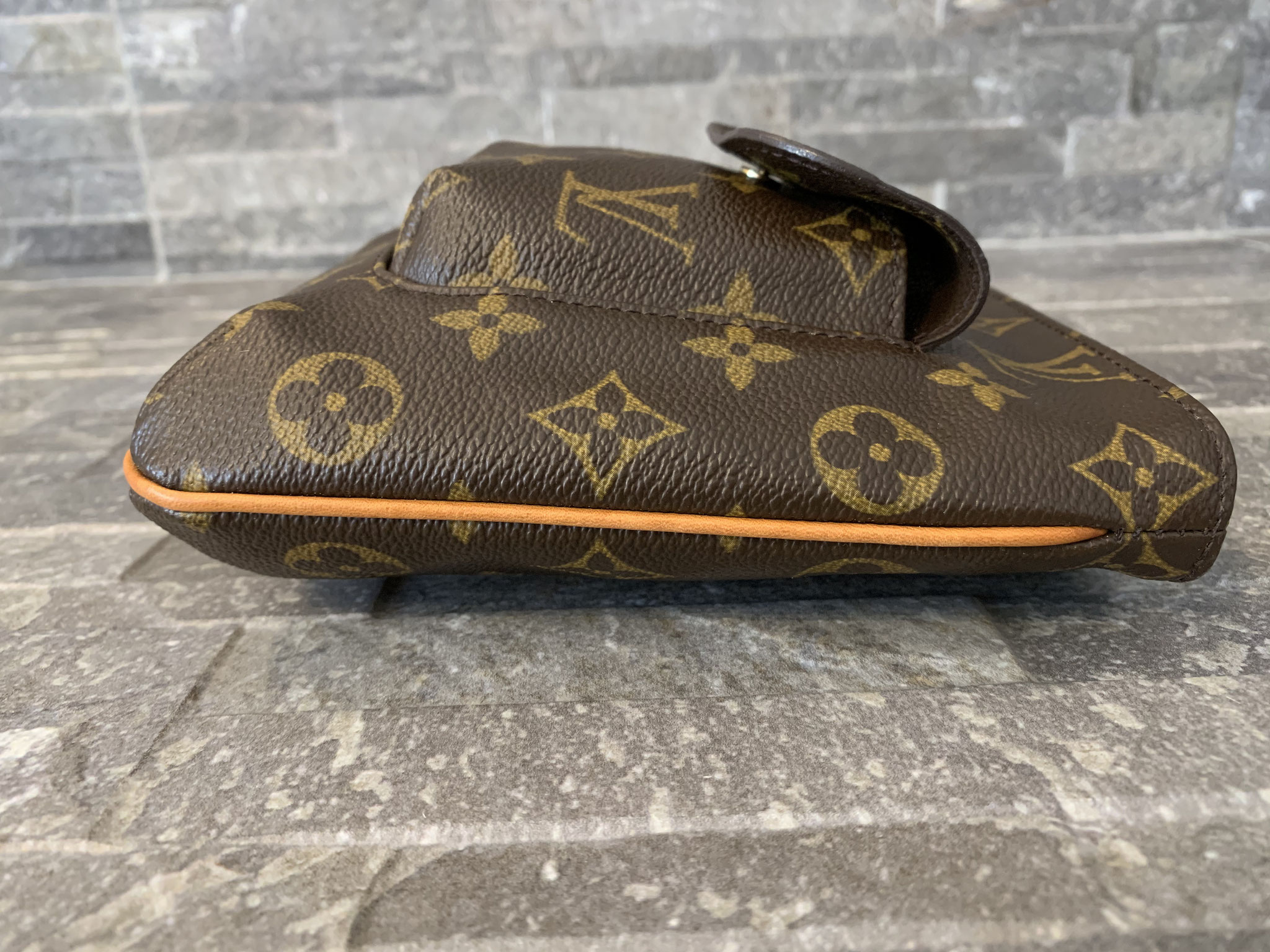 Lv partition wristlet clearance