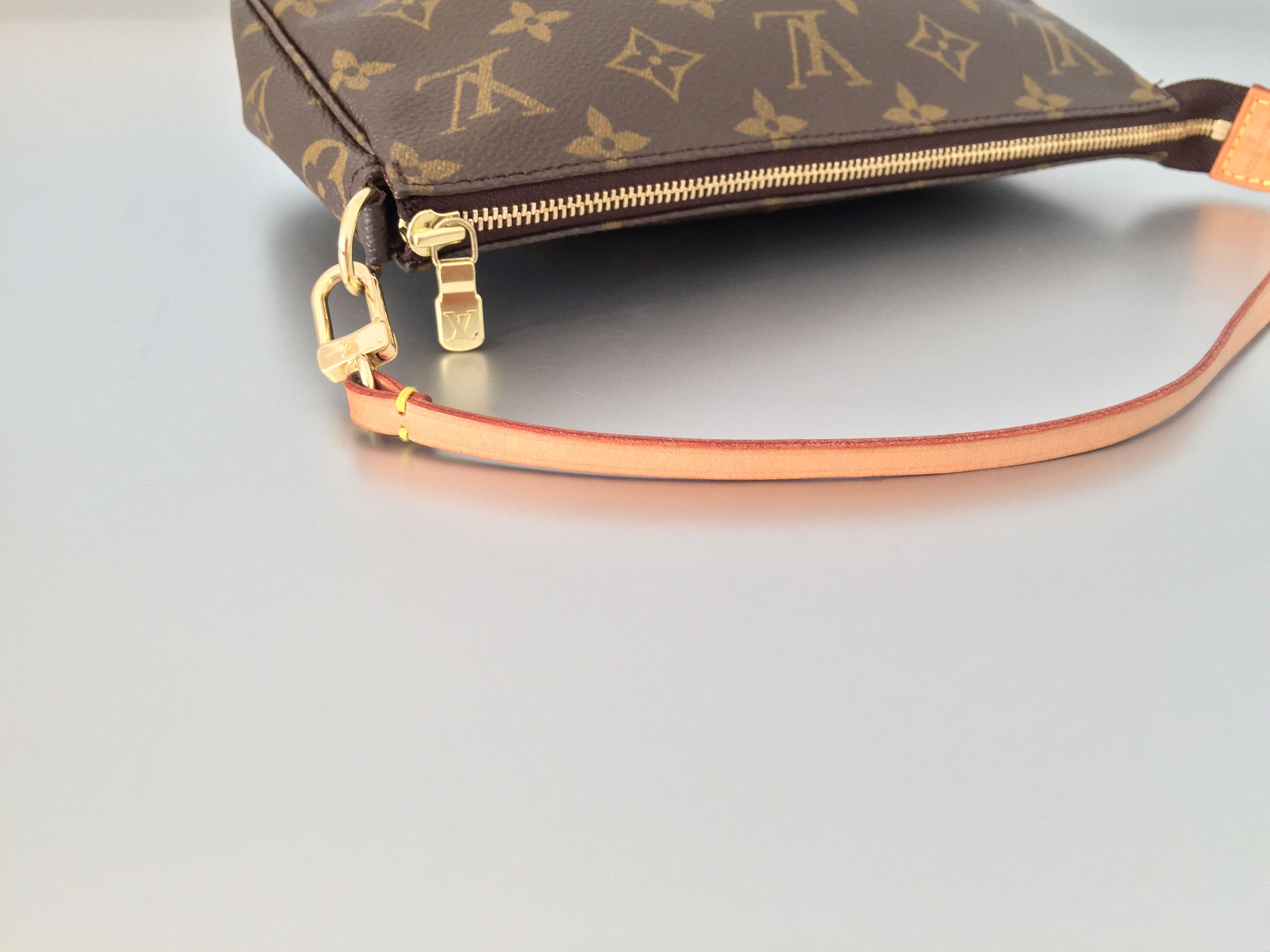 Louis Vuitton Monogram Canvas Schlüsseletui - Ankauf & Verkauf Second Hand  Designertaschen und Accessoires