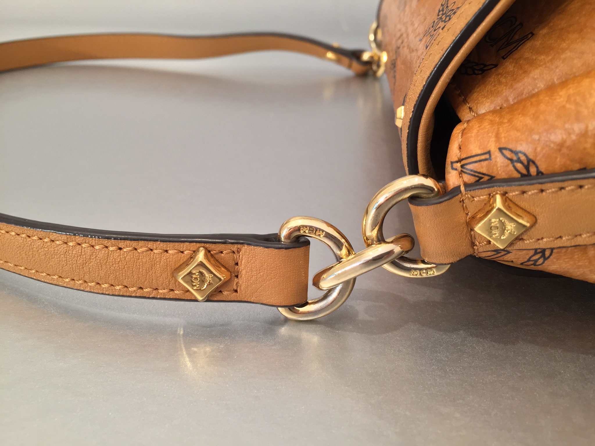 MCM Gold Visetos Crossbody Tasche in Cognac Ankauf & Verkauf Second