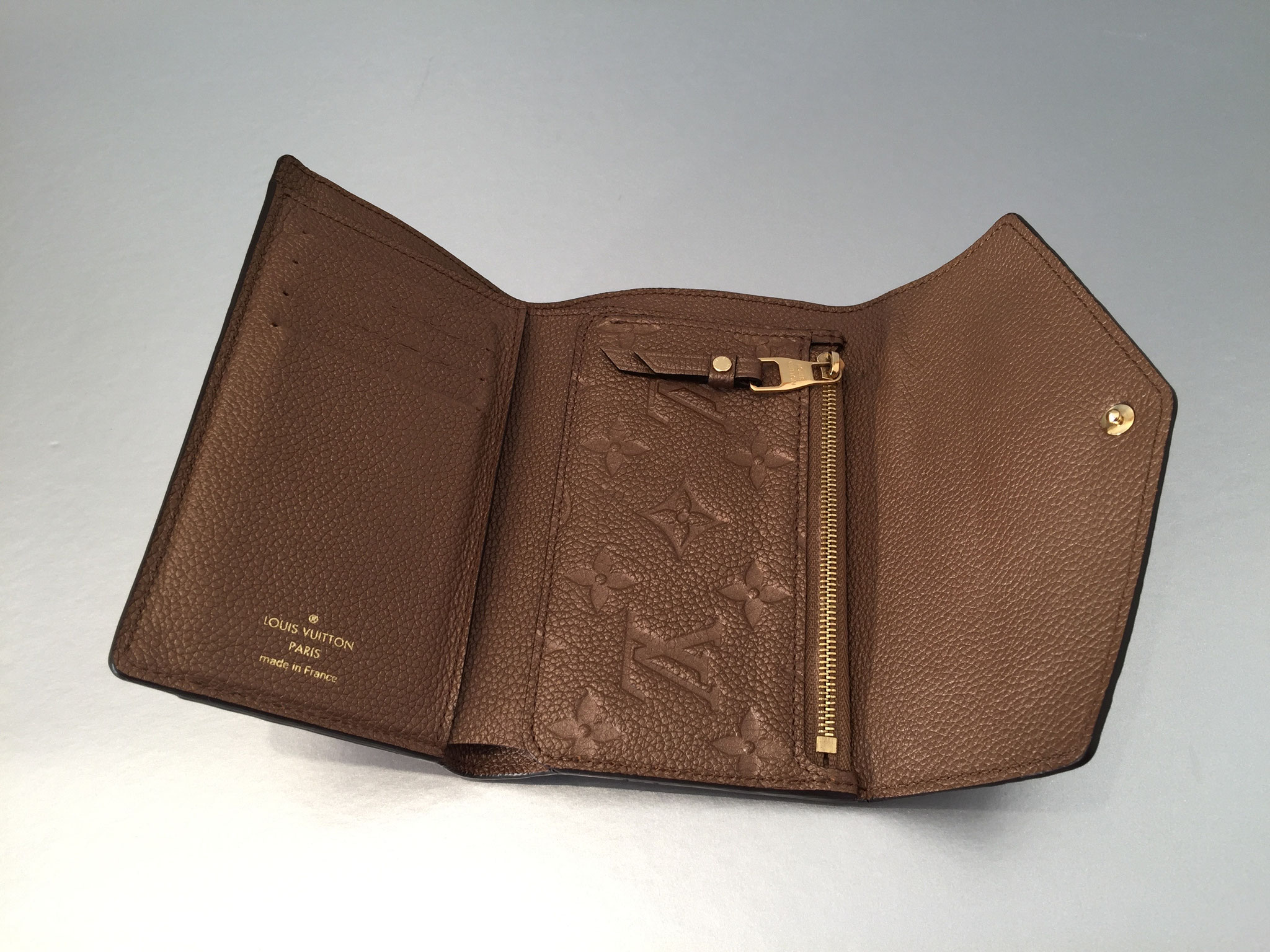 Louis Vuitton Monogram Empreinte Curieuse Compact Geldbörse in Bronze -  Ankauf & Verkauf Second Hand Designertaschen und Accessoires