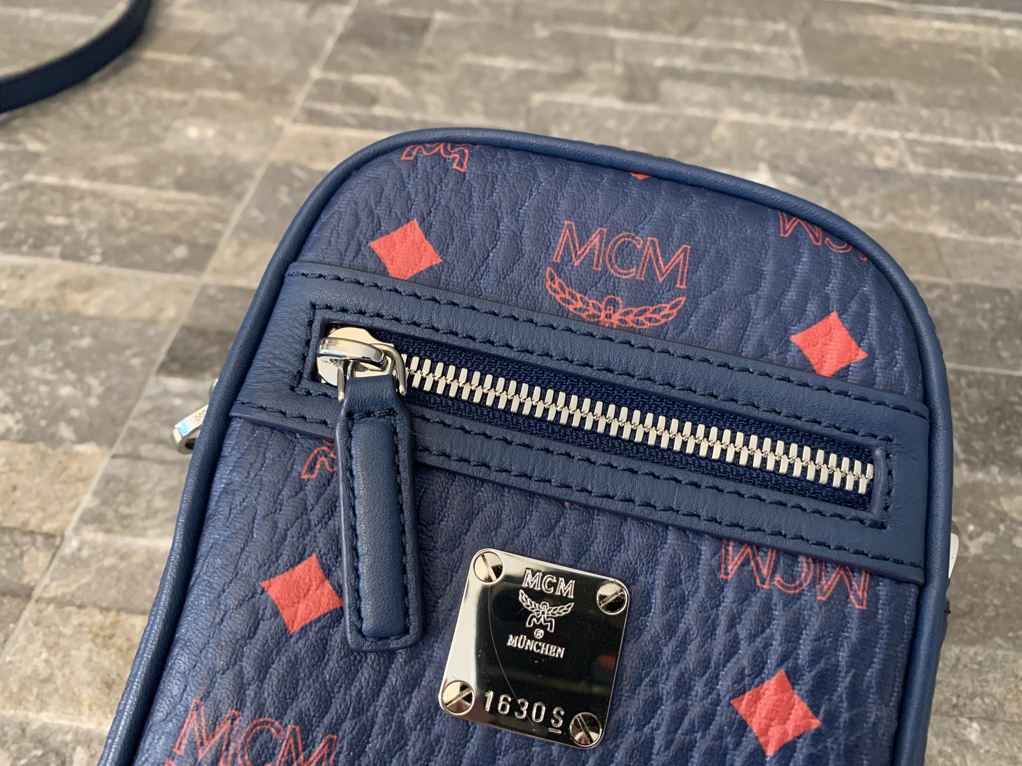 MCM Visetos X Mini Crossbody Bag in Deep Blue Sea Ankauf Verkauf Second Hand Designertaschen und Accessoires