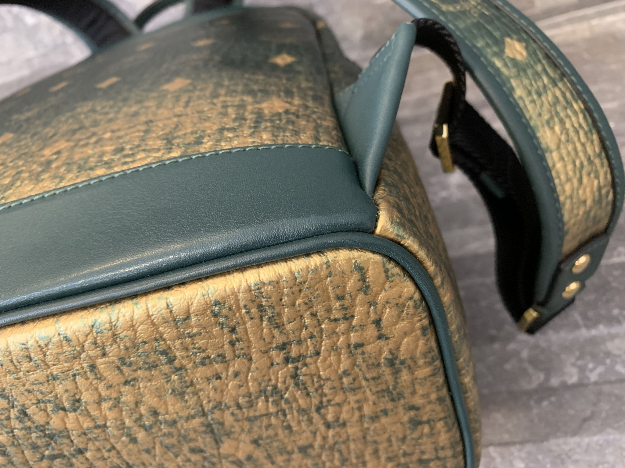 MCM Visetos Gradation Rucksack Backpack in Harrods Grun Gold Harrods Exclusive Ankauf Verkauf Second Hand Designertaschen und Accessoires