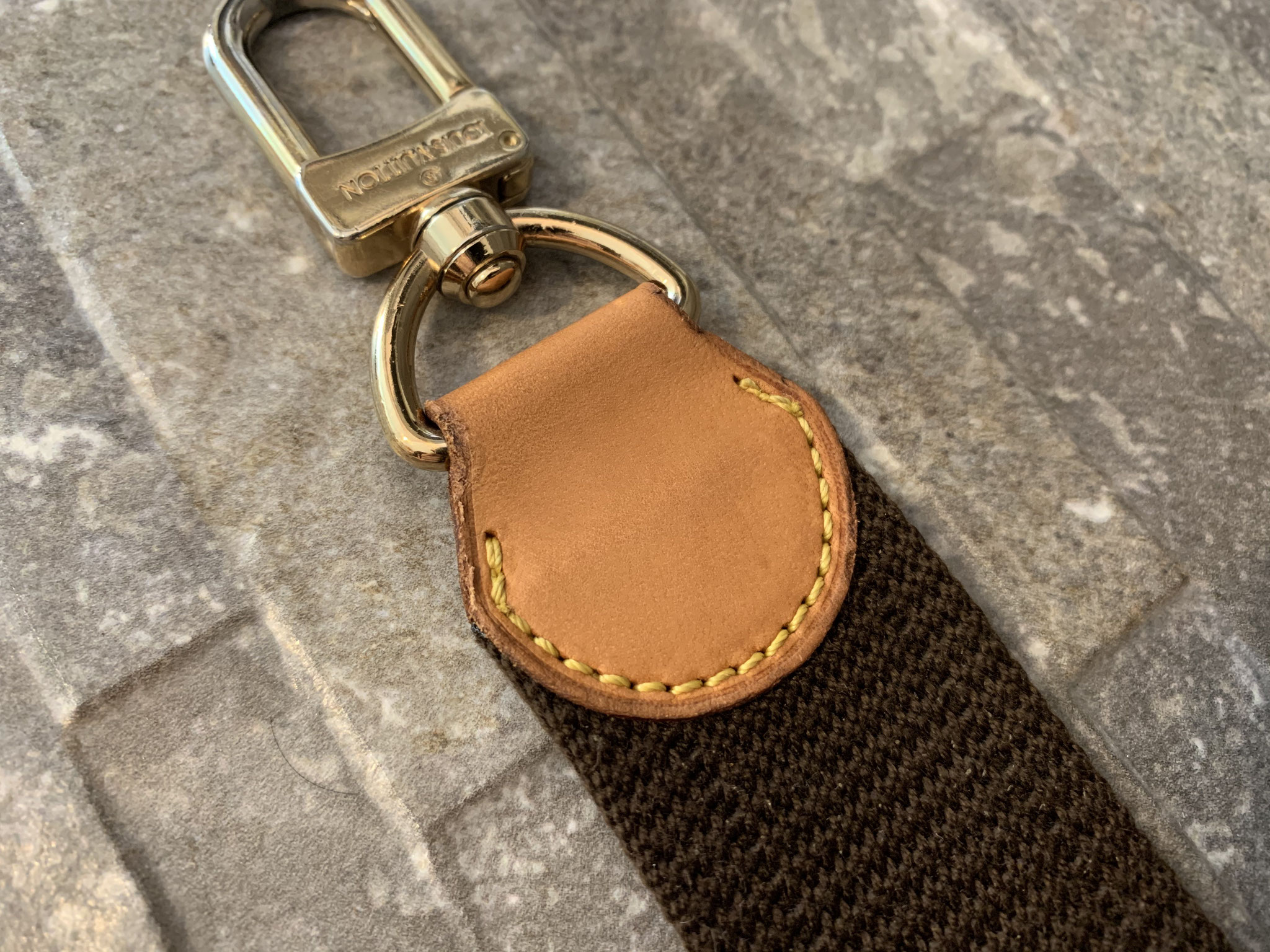 LOUIS VUITTON VERSTELLBARER SCHULTERRIEMEN AUS TEXTIL & LEDER