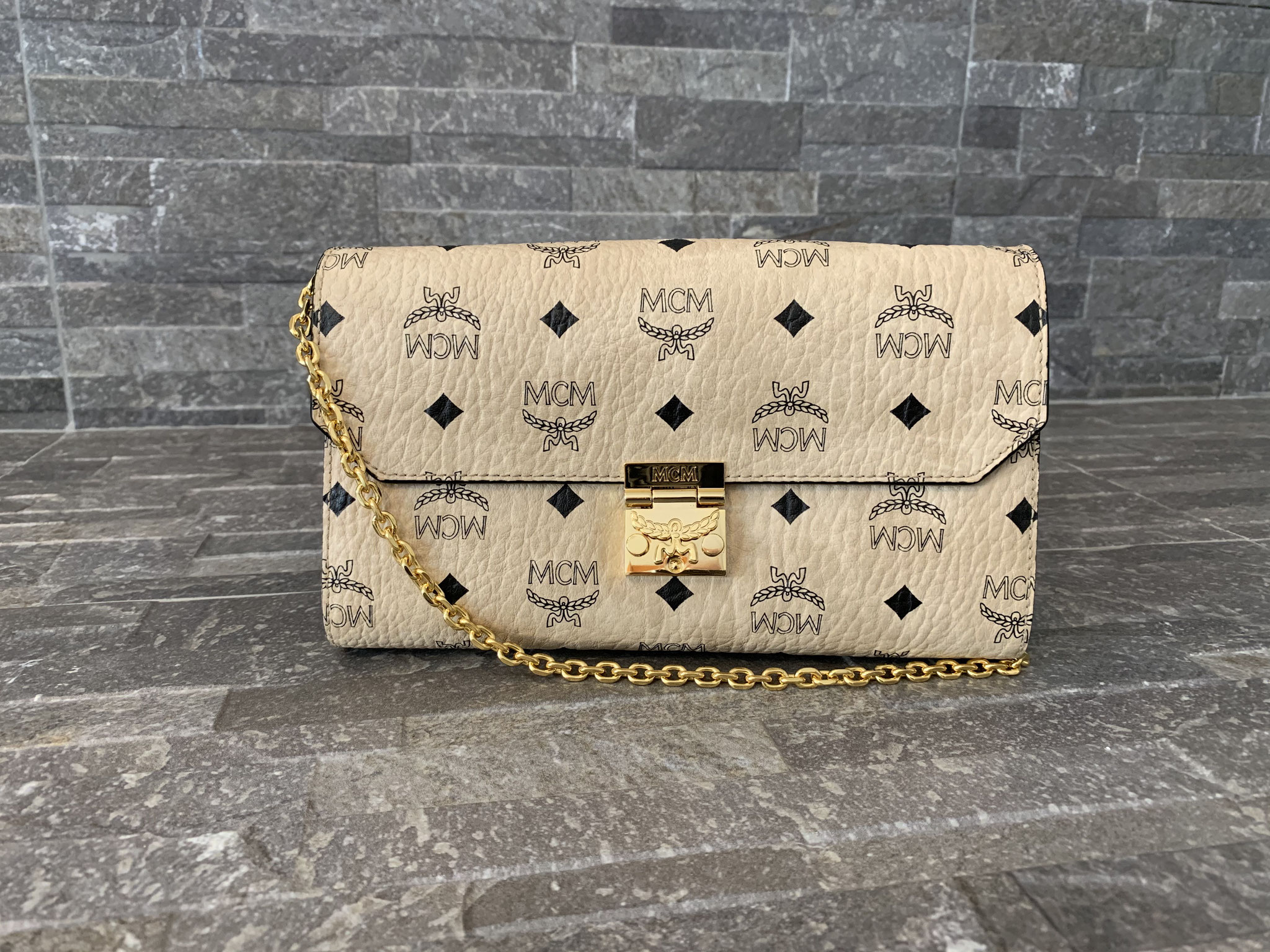 MCM Visetos Millie Flap Crossbody Tasche Medium in Beige Ankauf Verkauf Second Hand Designertaschen und Accessoires