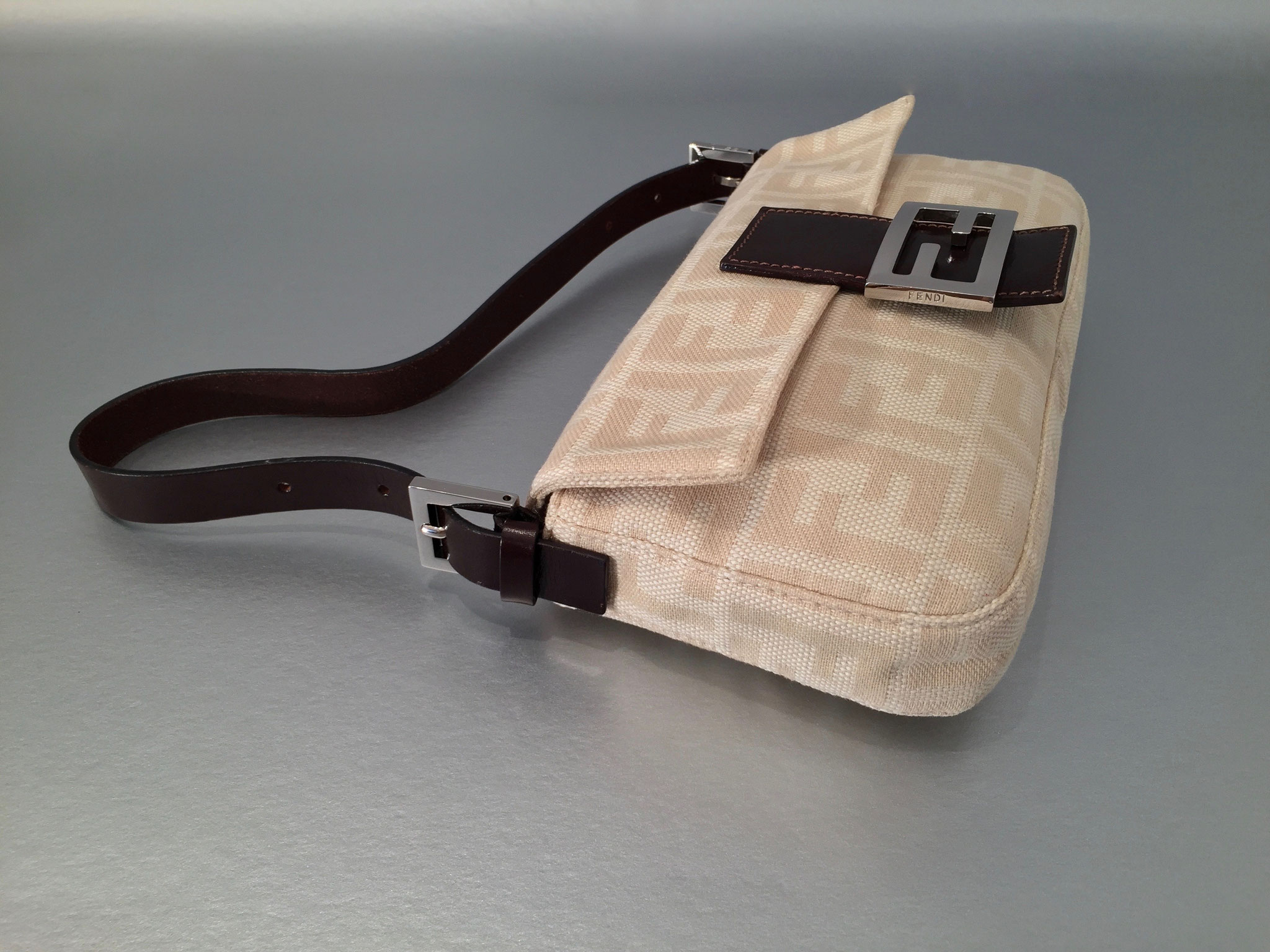 Fendi Zucca Baguette in Beige Ankauf Verkauf Second Hand Designertaschen und Accessoires