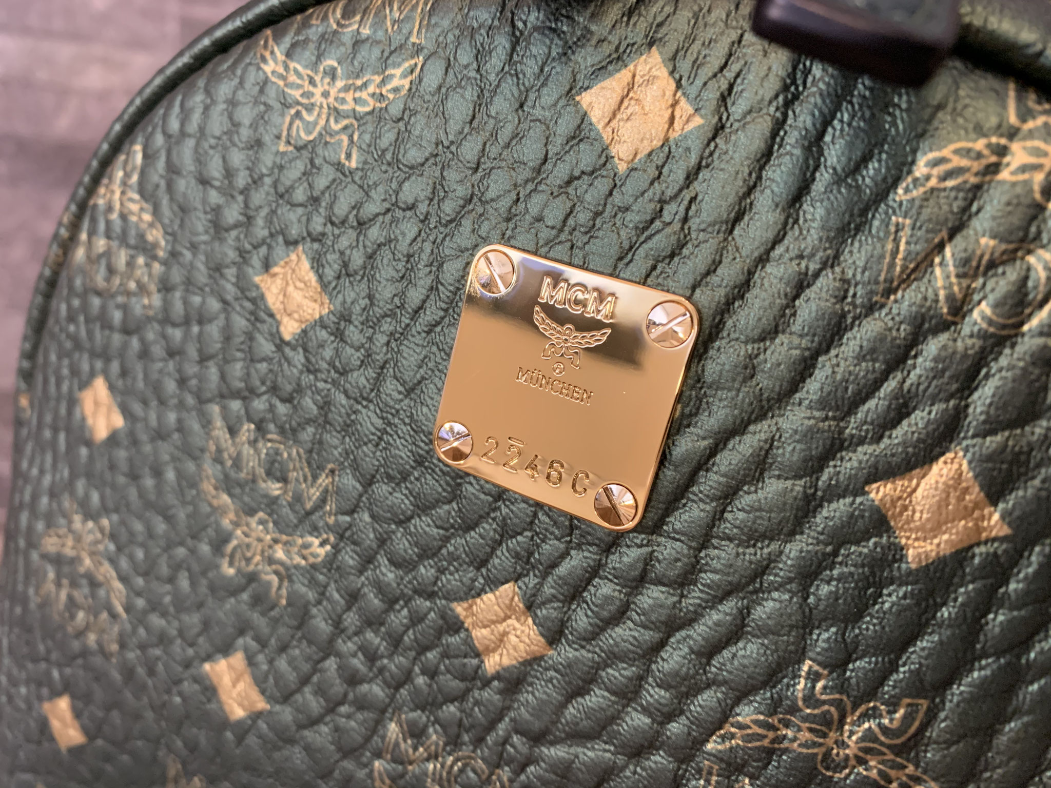 MCM Visetos Gradation Rucksack Backpack in Harrods Grun Gold Harrods Exclusive Ankauf Verkauf Second Hand Designertaschen und Accessoires