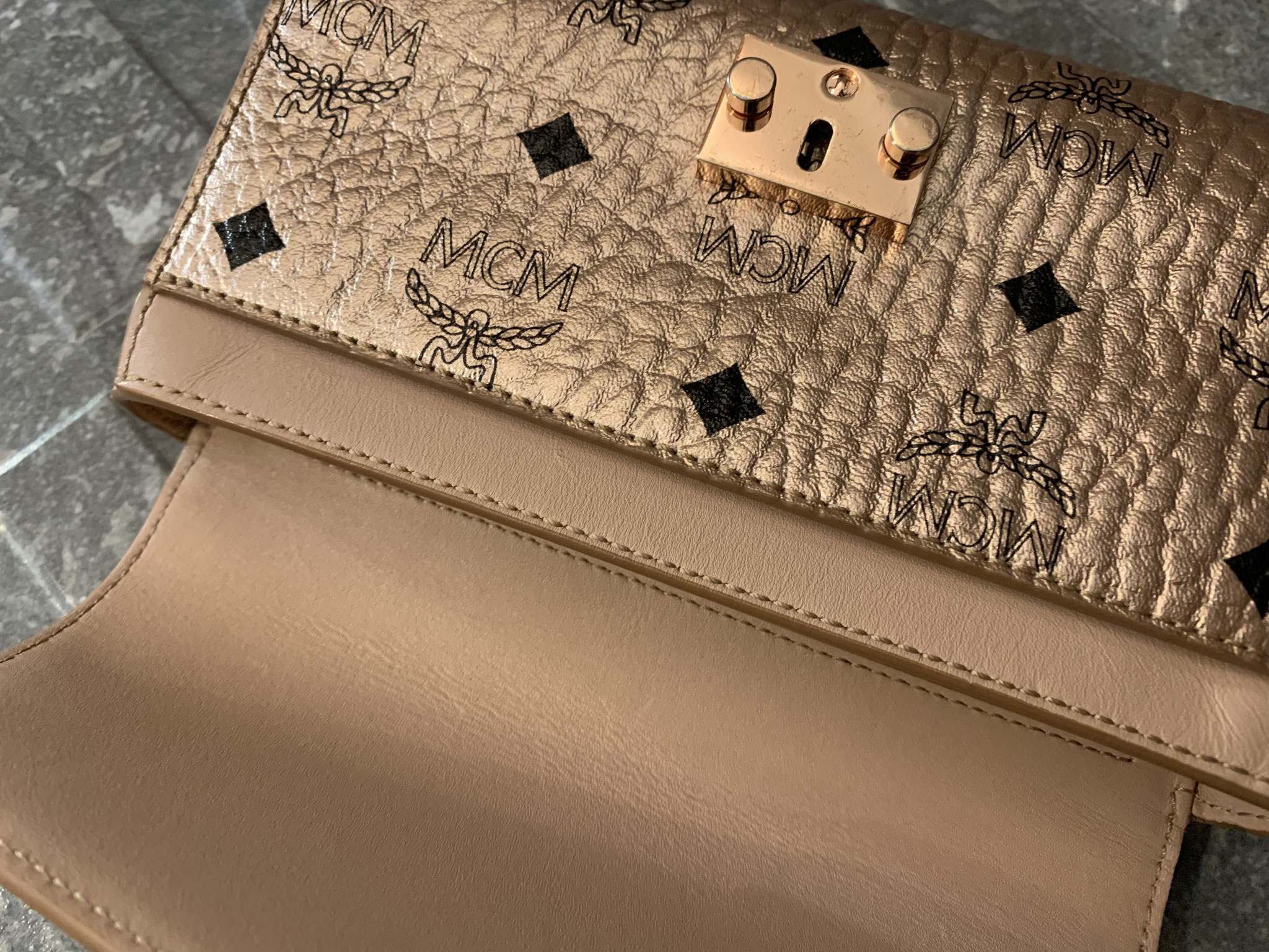 MCM Visetos Millie Flap Crossbody Tasche Small in Champagne Gold Ankauf Verkauf Second Hand Designertaschen und Accessoires