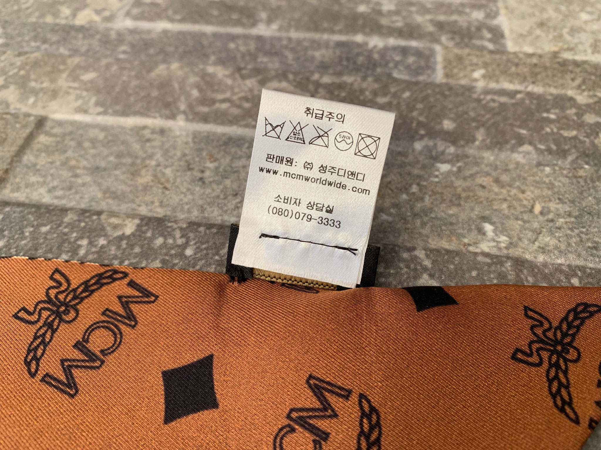 MCM Laurel Lock / Visetos Twilly Scarf aus Seide in Orange / Braun