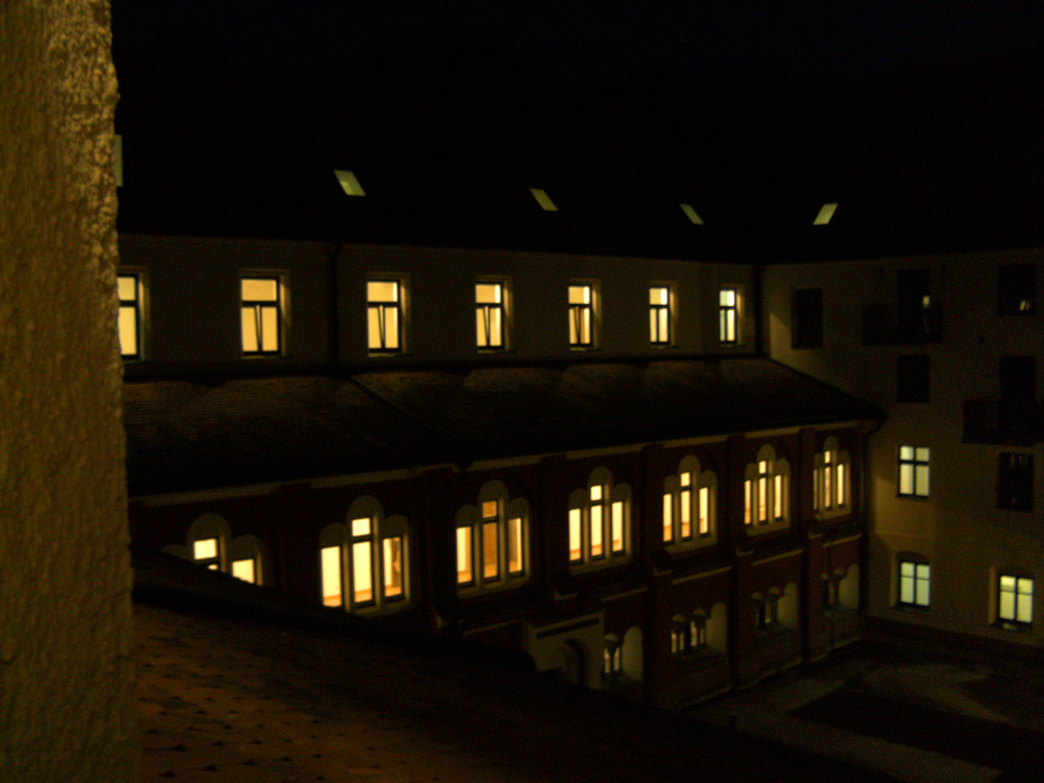 Nacht-Impression Innenhof-Fassade