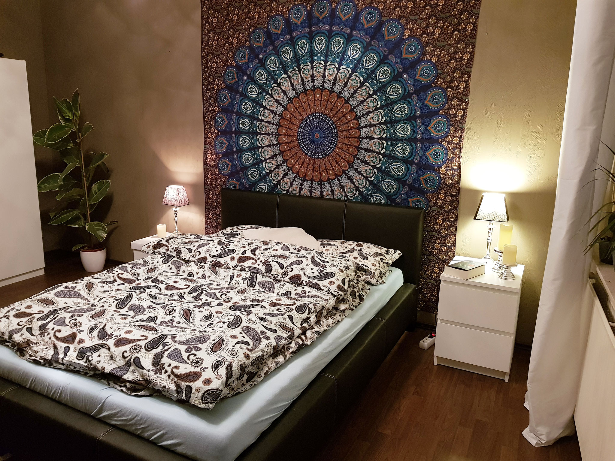 Galerie: Wandtuch zentral hinter dem Bett - Wandtuch Shop Karmandala