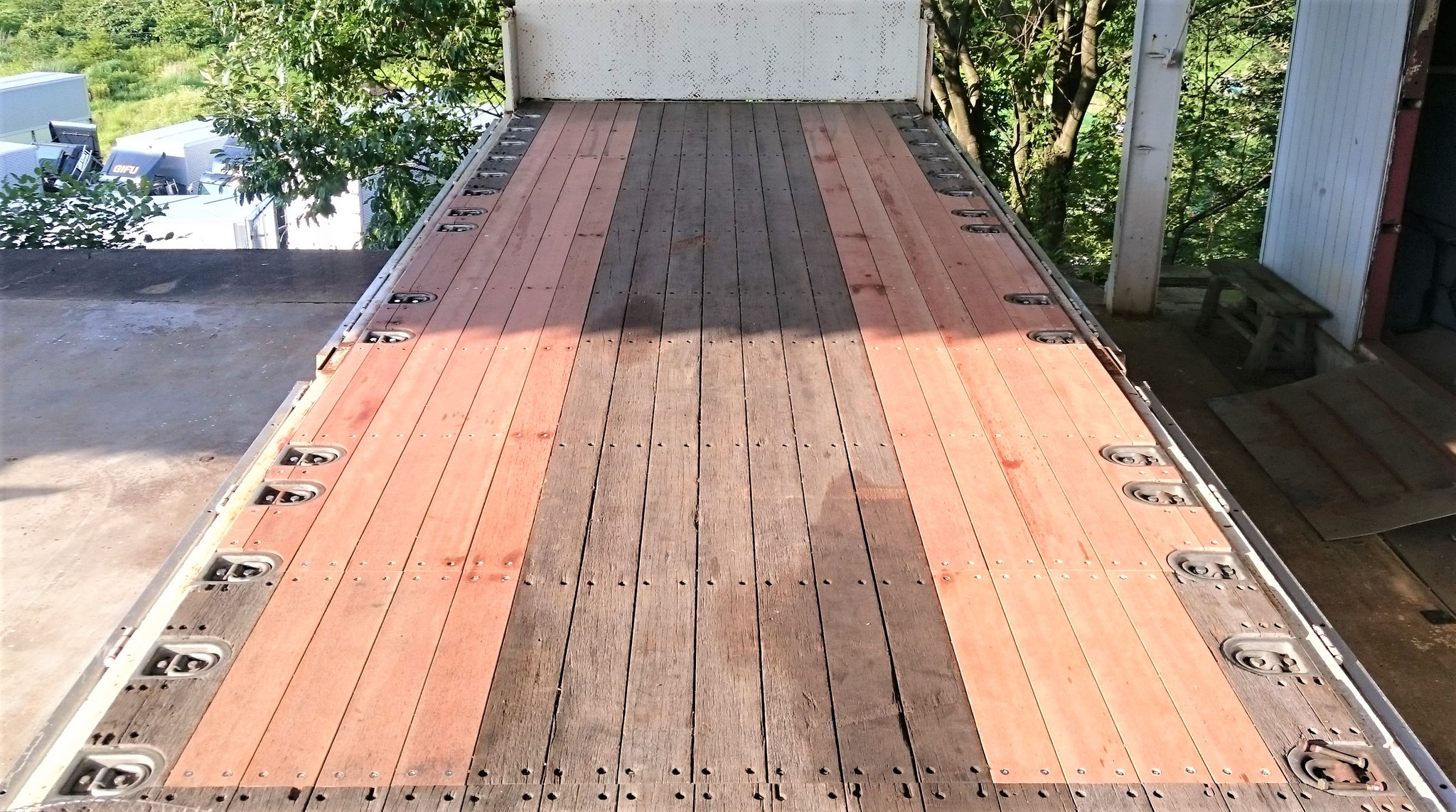 トラックの荷台張替え(トラック・トレーラー)|名古屋市でトラック、トレーラーの荷台張替え・床工事 サンデフト トラック荷台張替え工事・建築改修工事全般 株式会社サンデフト トラックの荷台張替え(トラック・トレーラー)|名古屋市でトラック、トレーラーの荷台張替え・床工事 サンデフト トラック荷台張替え工事・建築改修工事全般 株式会社サンデフト