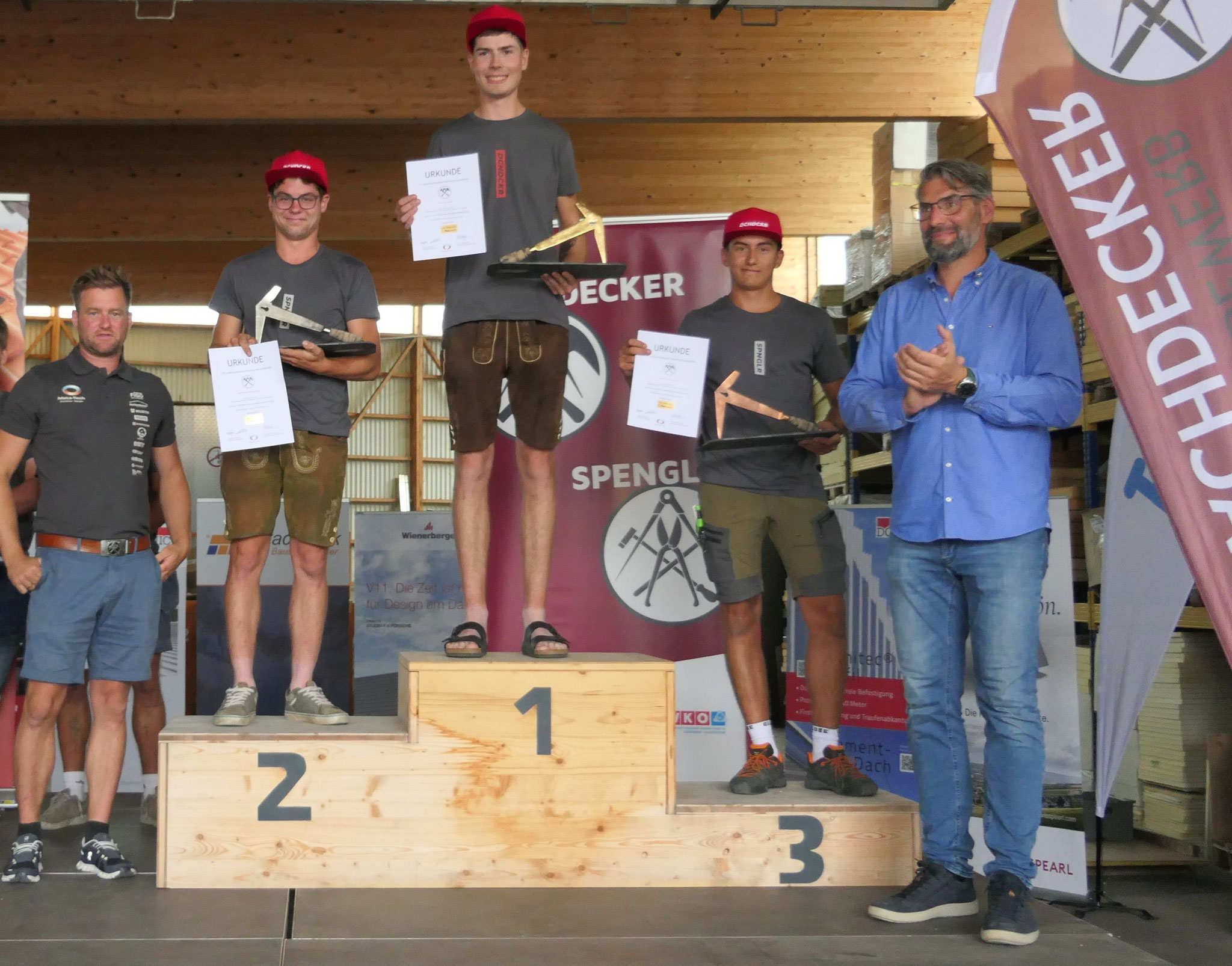 v.l.n.r. Landeslehrlingswart Hannes Wieser, Matthäus Kniewasser (2.Platz Fa. Dach Wieser), Florian Koch (1.Platz), Maximilian Mathe (3.Platz), LIM Jürgen Innocente