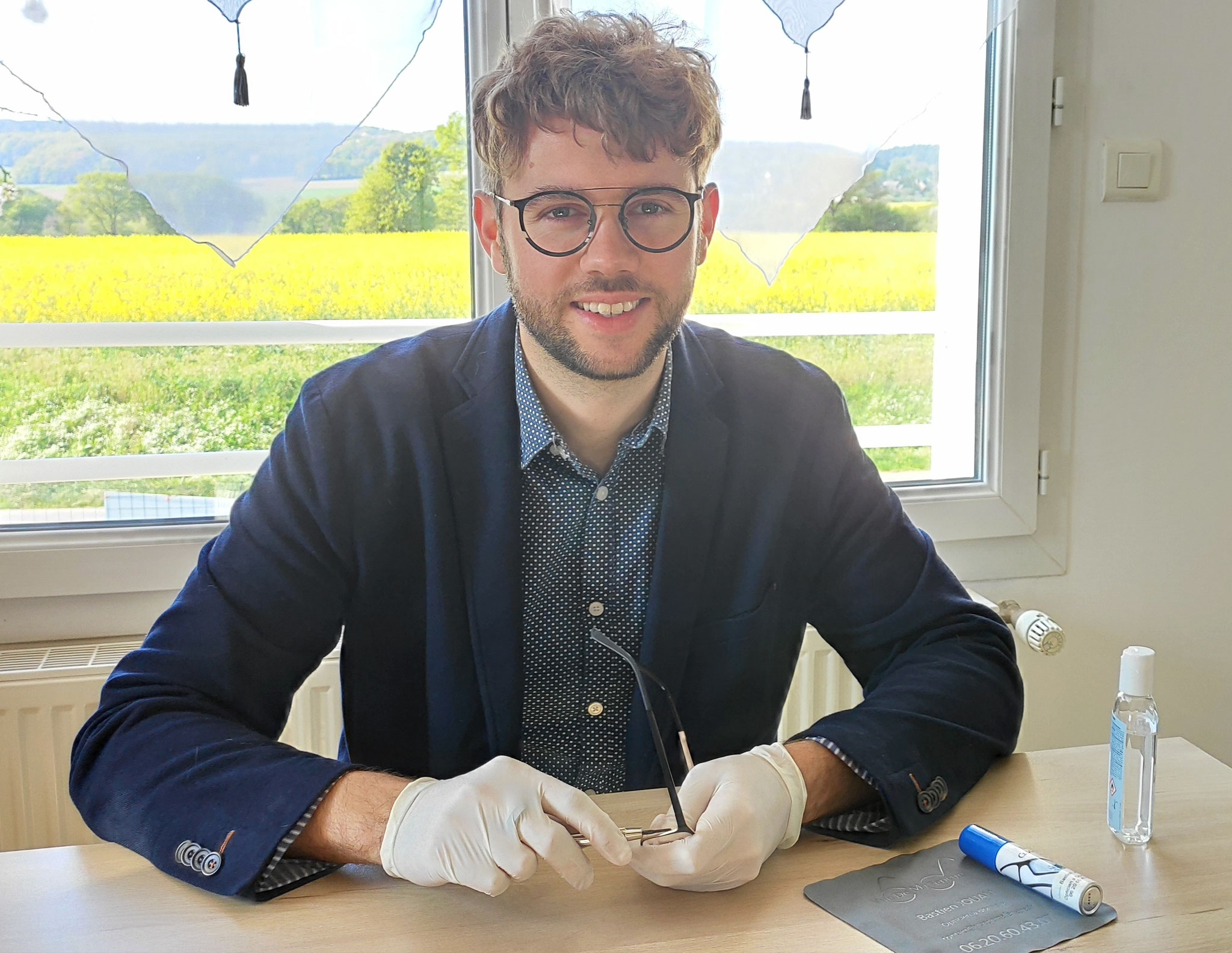 Bastien Jouan s'est associé avec des commerces de proximité pour récupérer et réparer les lunettes cassées pendant le confinement - Bastien Jouan