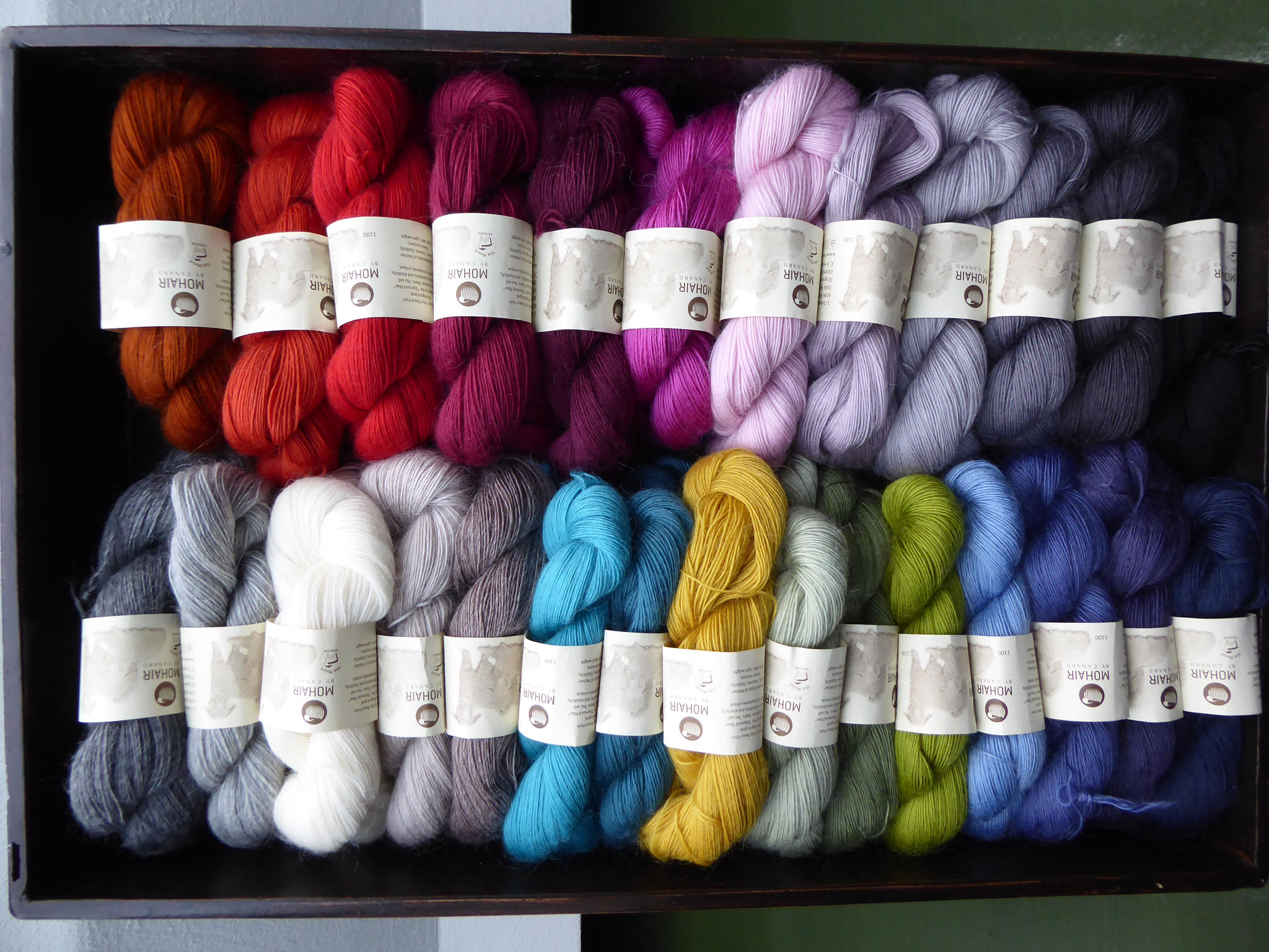 Mohairgarn ungebürstet, Dochtgarn, fair produziert 65% Kid Mohair, 35 % Merino, LL 350m/50gr.  12,90 Euro/50gr. Dieses Garn lässt sich gut zusammen mit dem Garn von Karen Noe zu Tüchern verarbeiten.