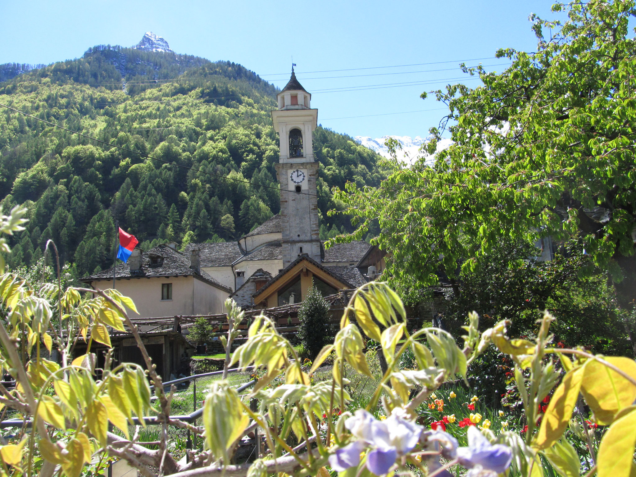 Kirche im Dorf Foroglio - Val Bavona