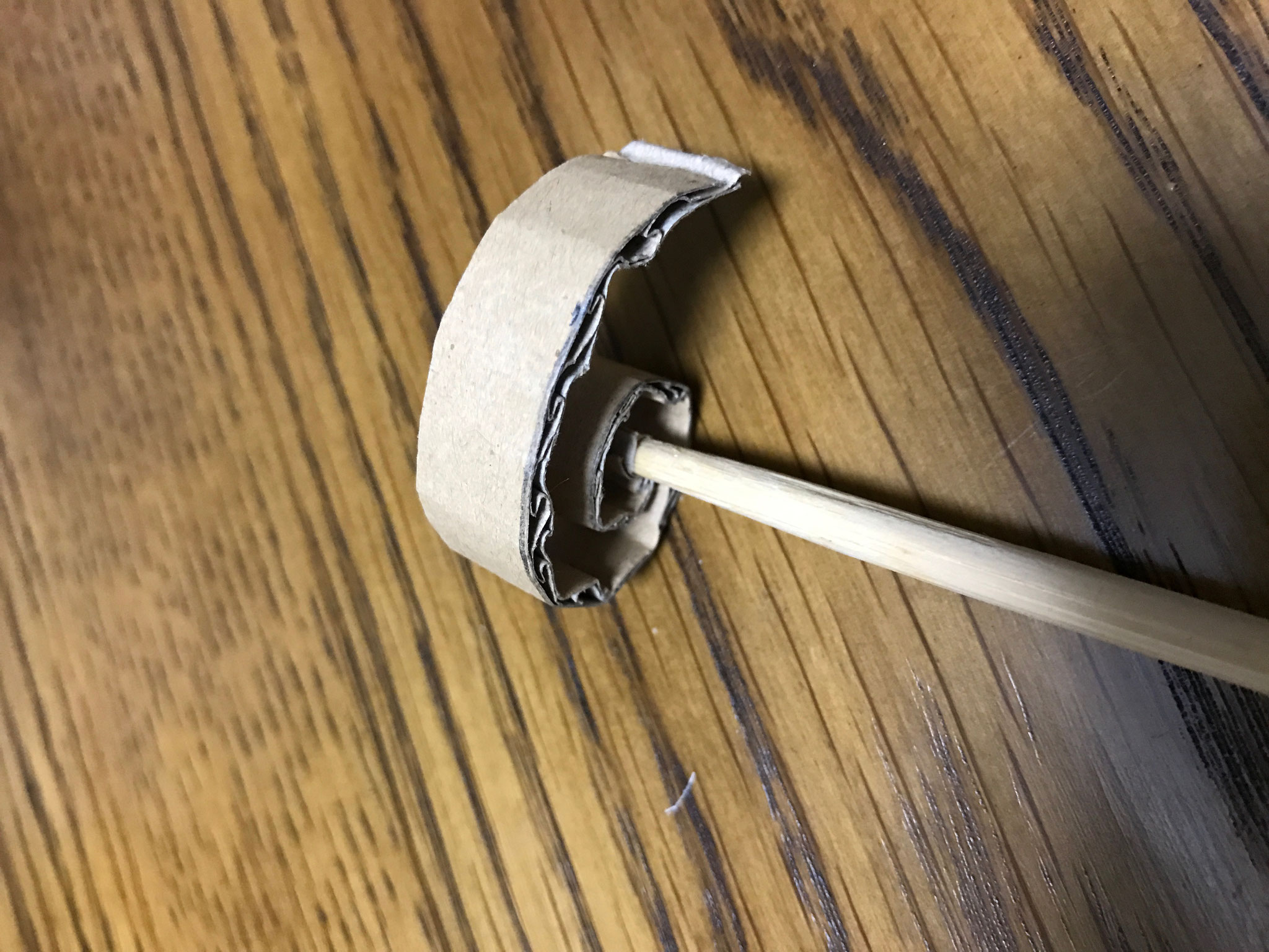 箸の細い方に細く切った段ボールをボンドを塗って巻きます。