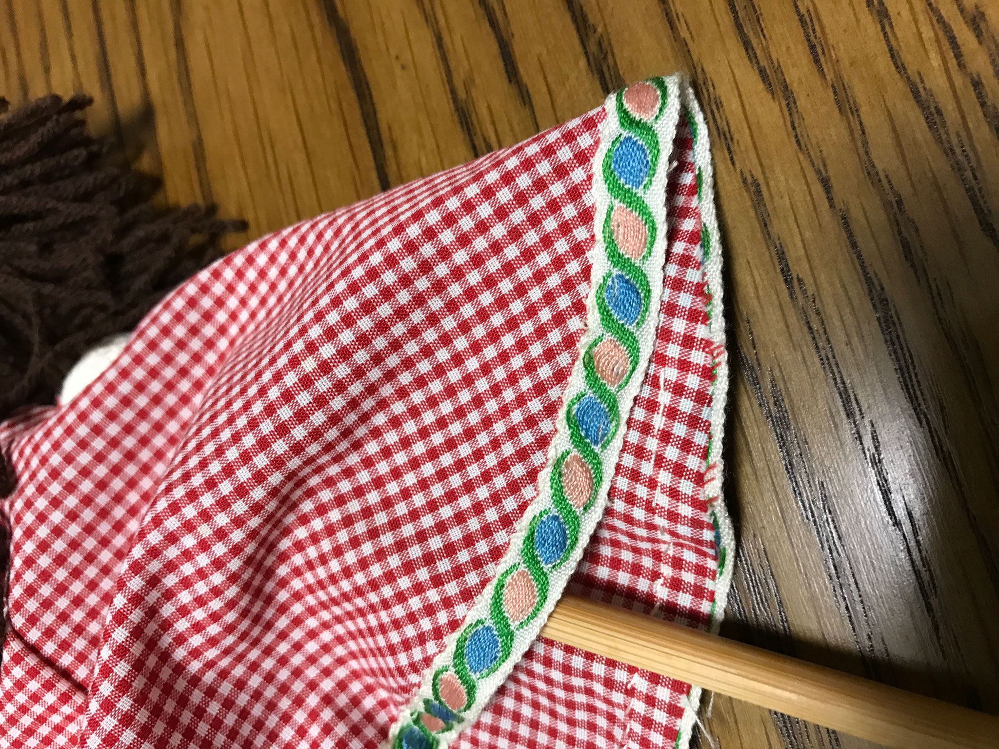 裾は織り込んで縫うよりも、チロリアンテープを縫い付けて切りっぱなしにするほうが簡単です。