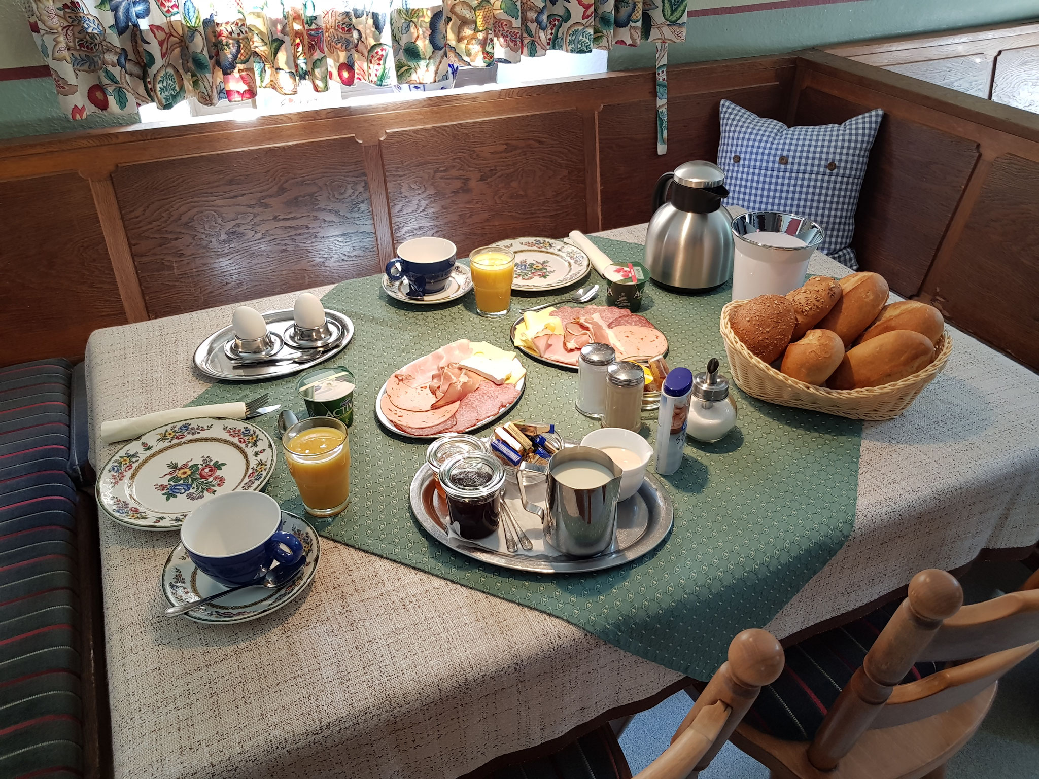 Wir versorgen Sie mit einem guten und reichhaltigen Frühstück