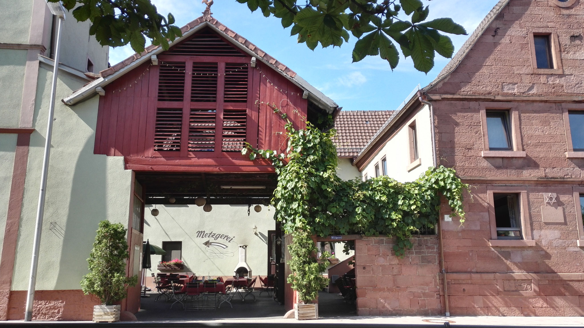 Das Kühlschiff der alten Brauerei thront über dem Biergarten und bietet an heißen Tagen ein kühles Plätzchen zum Entspannen