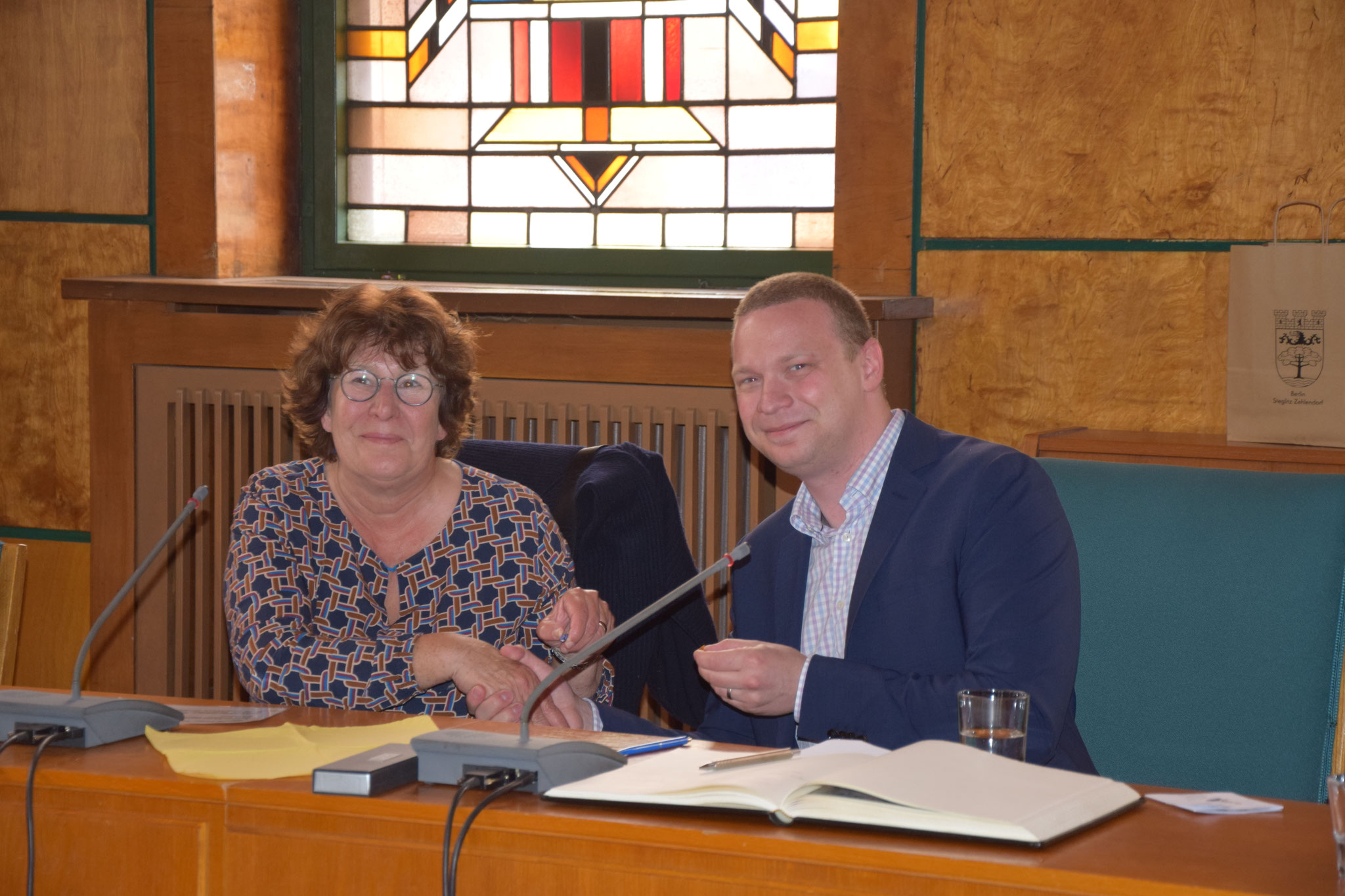 Bezirksbürgermeisterin Maren Schellenberg begrüßt den Leiter des Delegation aus Ronneby Ola Robertsson