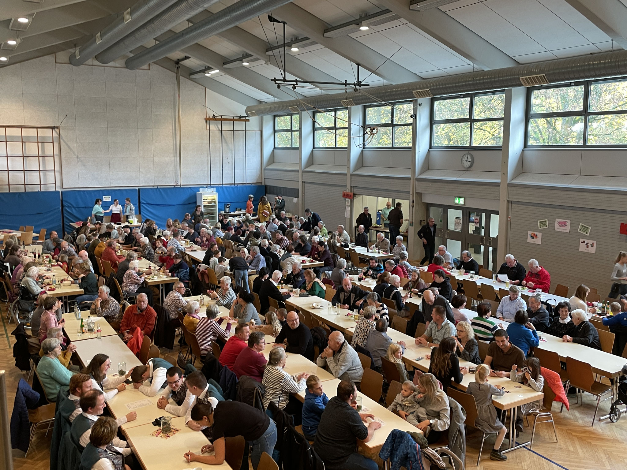 Zahlreiche Gäste aus Nah und Fern besuchten uns in der Turnhalle zu Essen, Trinken und Musik. (Foto: F. Huber)