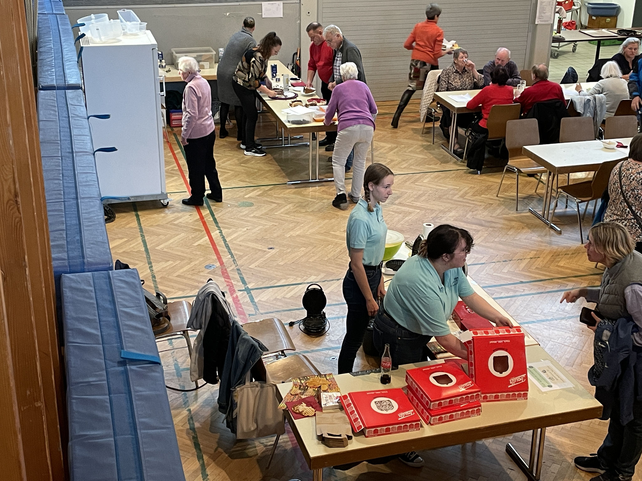 Die Kaffee- und Kuchentheke lud zu einem gemütlichen Plausch ein. Unsere Jugend war fleißig und verkaufte Waffeln und Schokoküsse. (Foto: F. Huber)