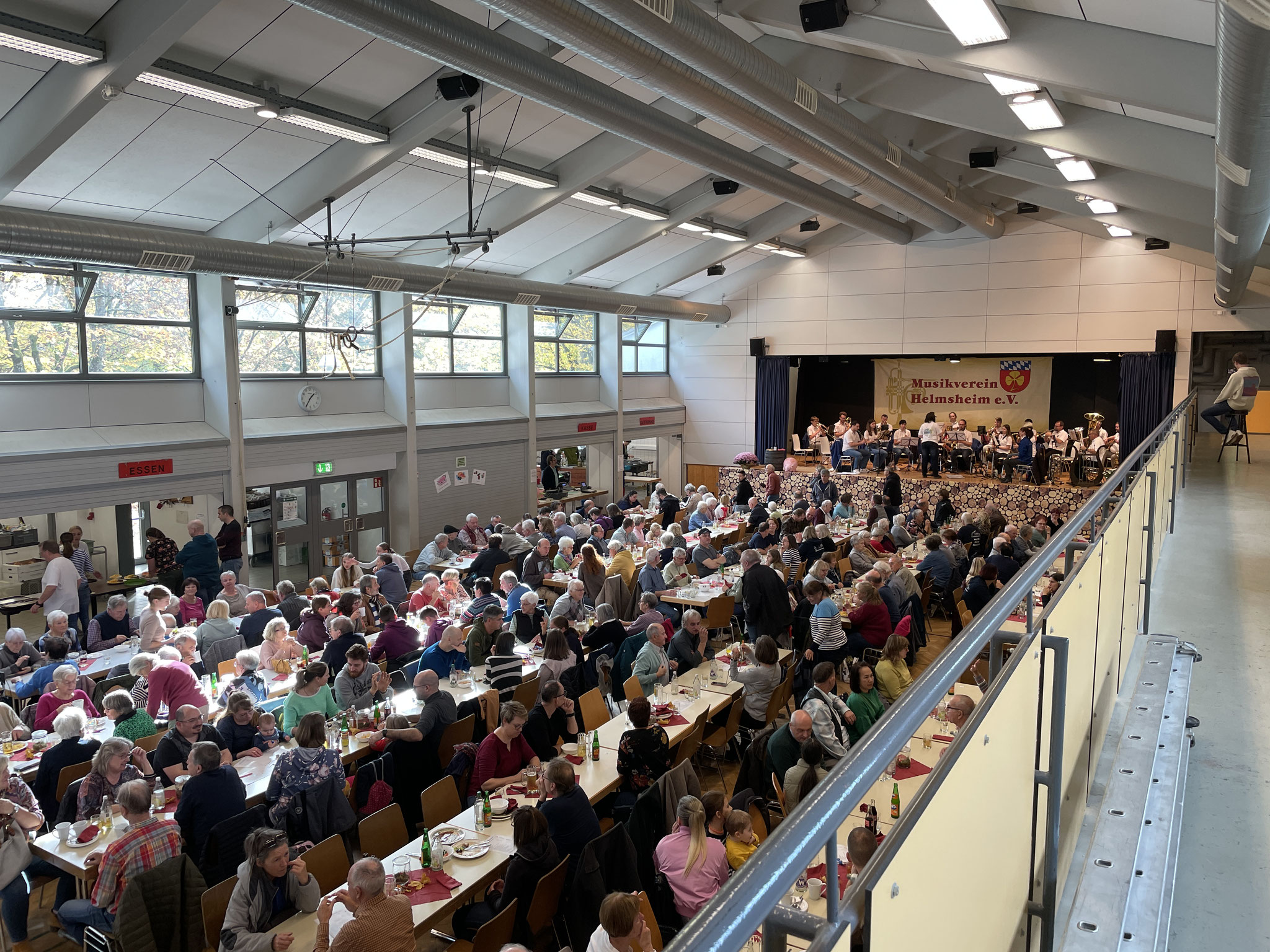Zahlreiche Gäste aus Nah und Fern besuchten uns in der Turnhalle zu Essen, Trinken und Musik. (Foto: F. Huber)