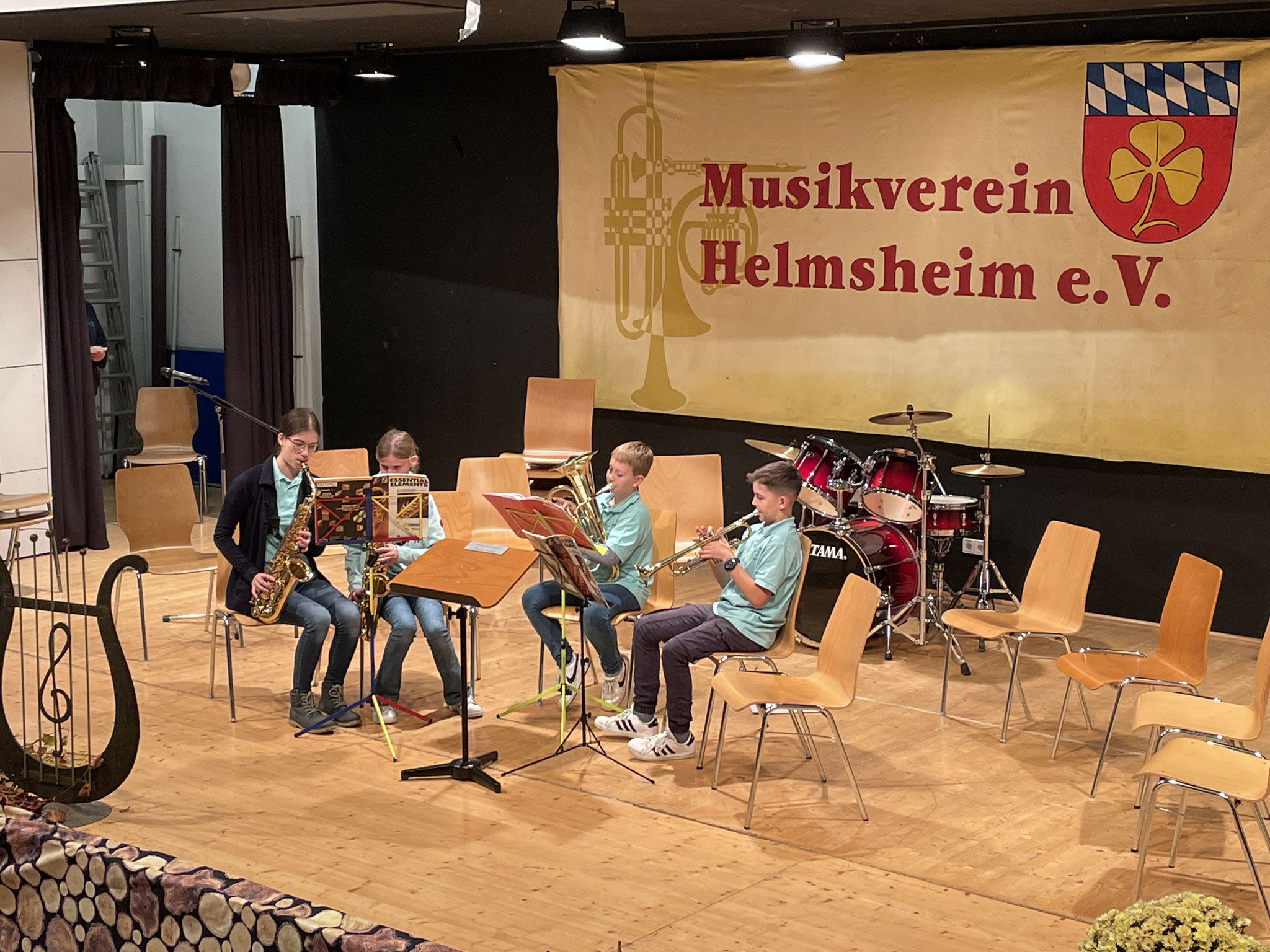 Am Nachmittag hatte das gemeinsame Jugendorchester der Musikvereine Helmsheim und Gondelsheim seinen Auftritt. Zunächst stellten drei SchülerInnen zusammen mit ihrer Ausbilderin, Julia Willy, ihr Können unter Beweis. (Foto: F. Huber)